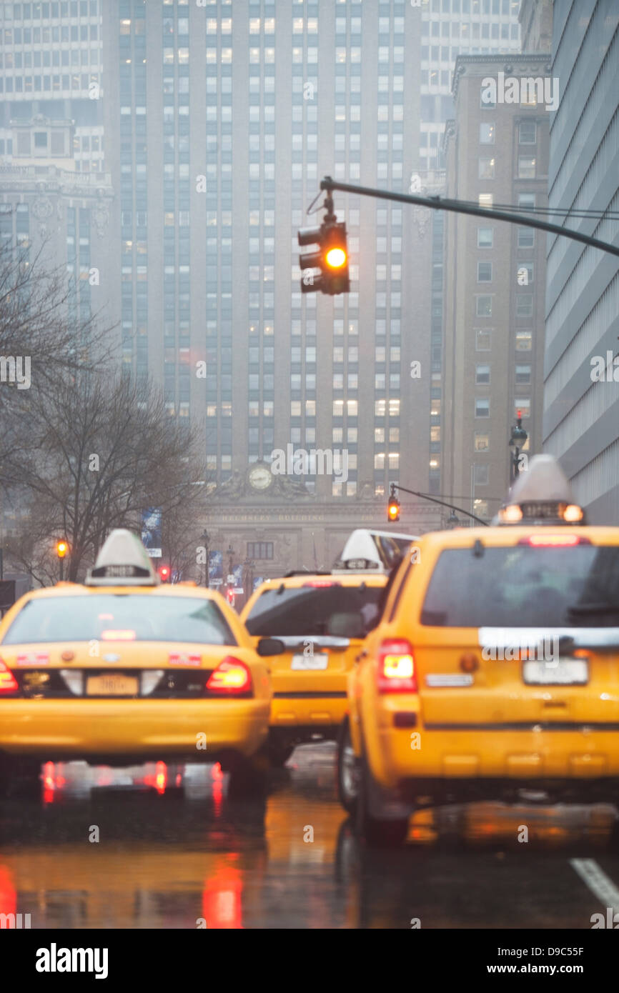 Gelben Taxis an der Ampel, New York City, USA Stockfoto