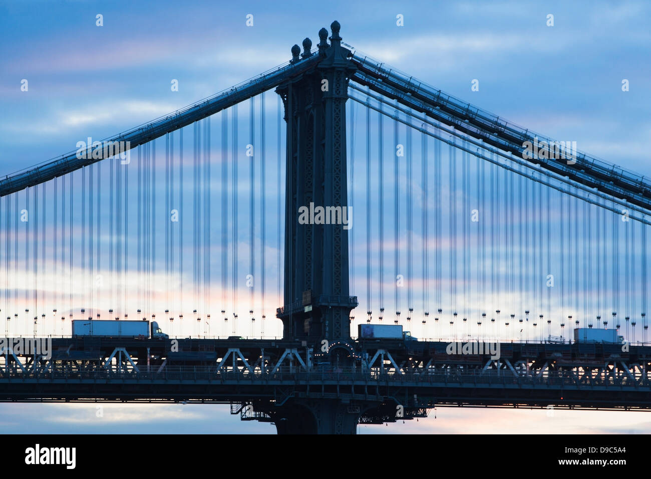 LKW auf Manhattan Bridge, New York City, USA Stockfoto