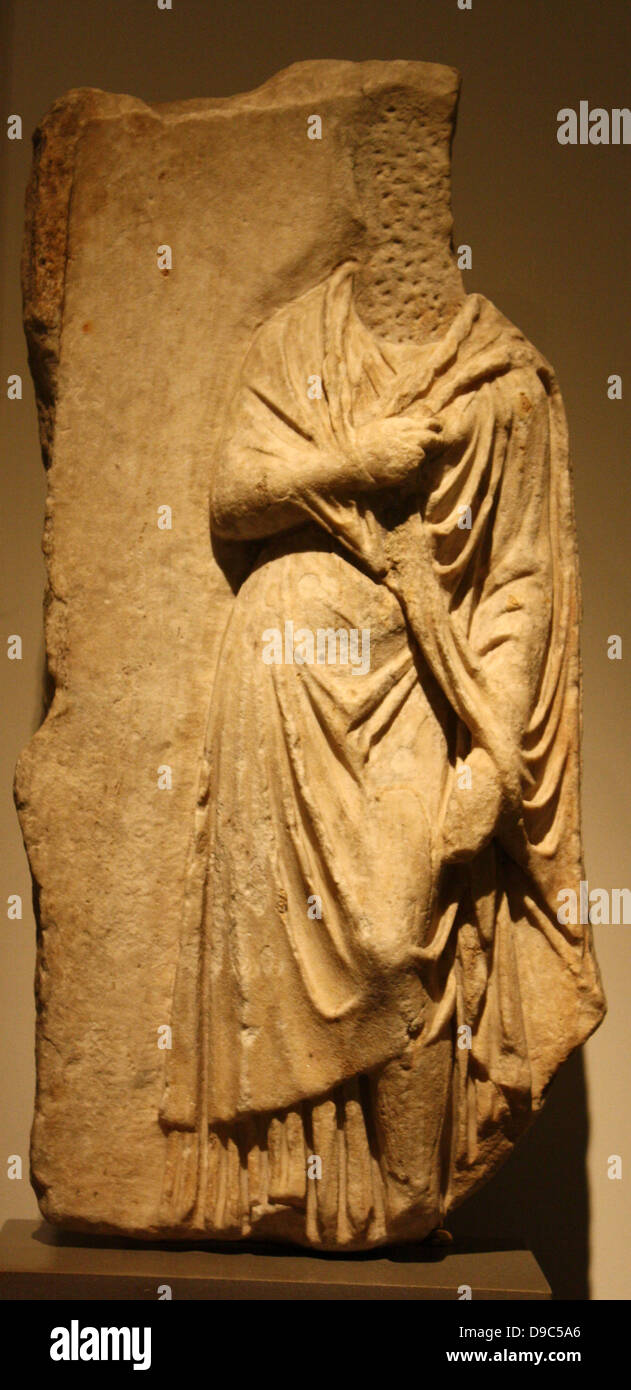 Teil einer Marmor grab Erleichterung. AD 160-180. Himation gekleidete weibliche Figur, Statue der "Großen Herculaneum Frau', eine Schöpfung im Zusammenhang mit dem Oeuvre von Prazitel. Stockfoto
