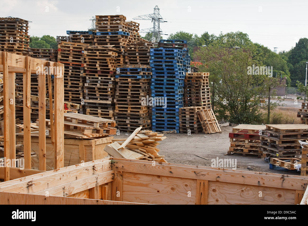 Vorratsstapel von Holzpaletten in einem Hof bereit für aufbrechen und recycling in Holz oder Reisig Stockfoto