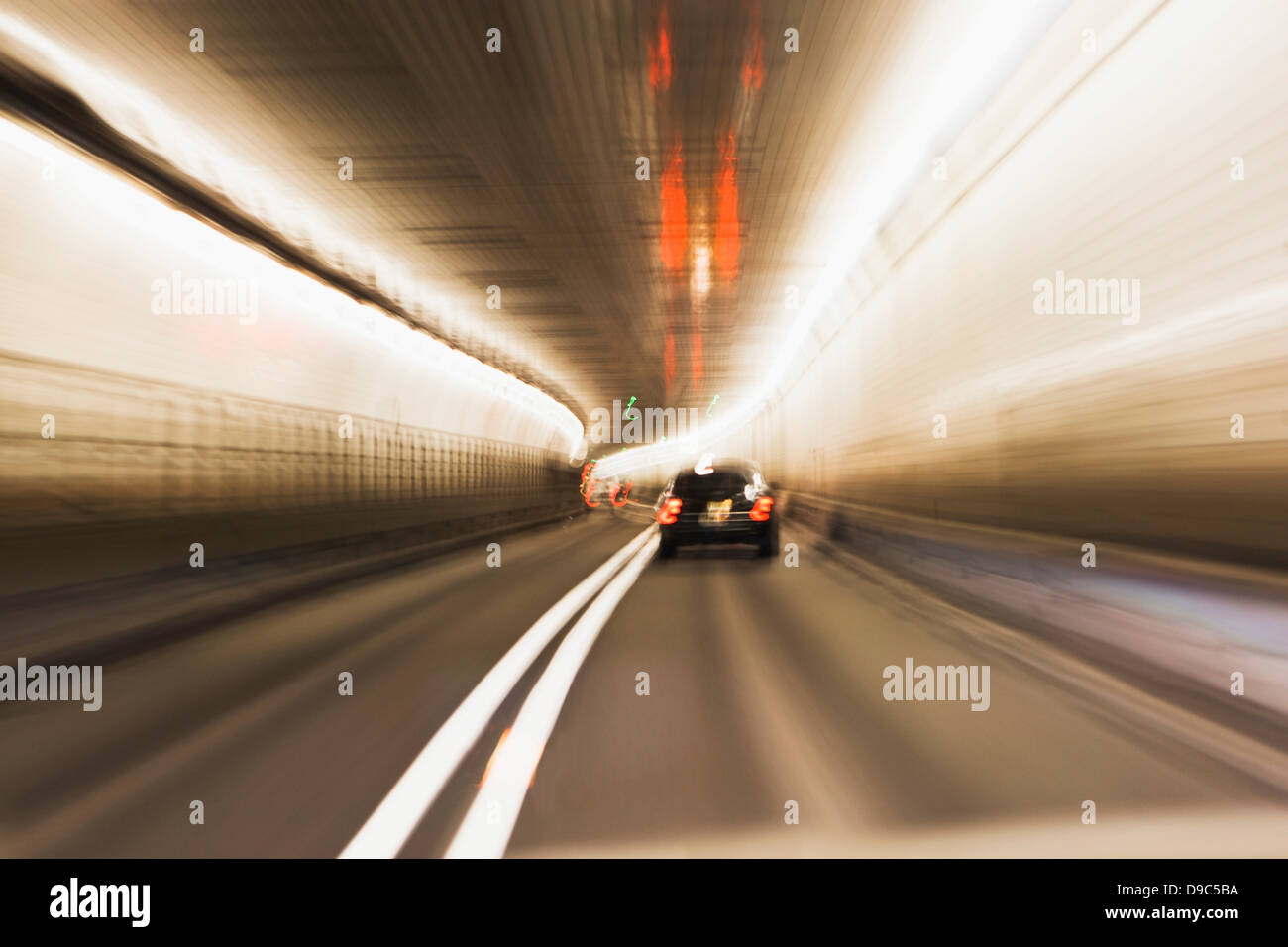 Autos im tunnel Stockfoto