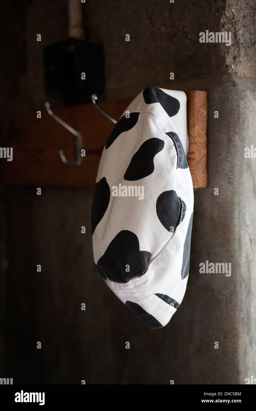 Eine Kuh Gemusterte Mütze Stockfoto