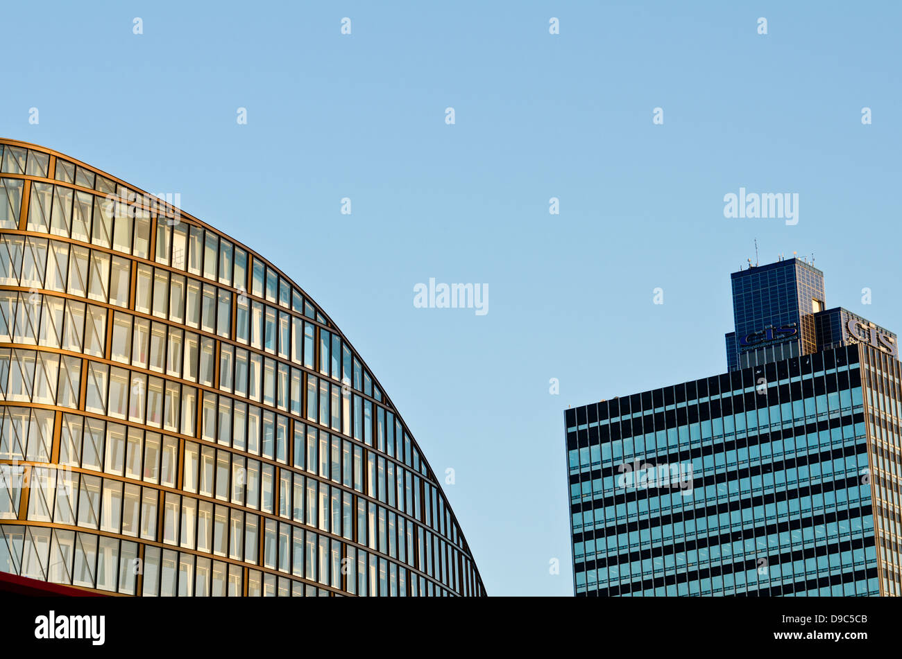 Der Neubau der Genossenschaft in Angel Square, Manchester mit dem alten CIS-Tower im Hintergrund Stockfoto