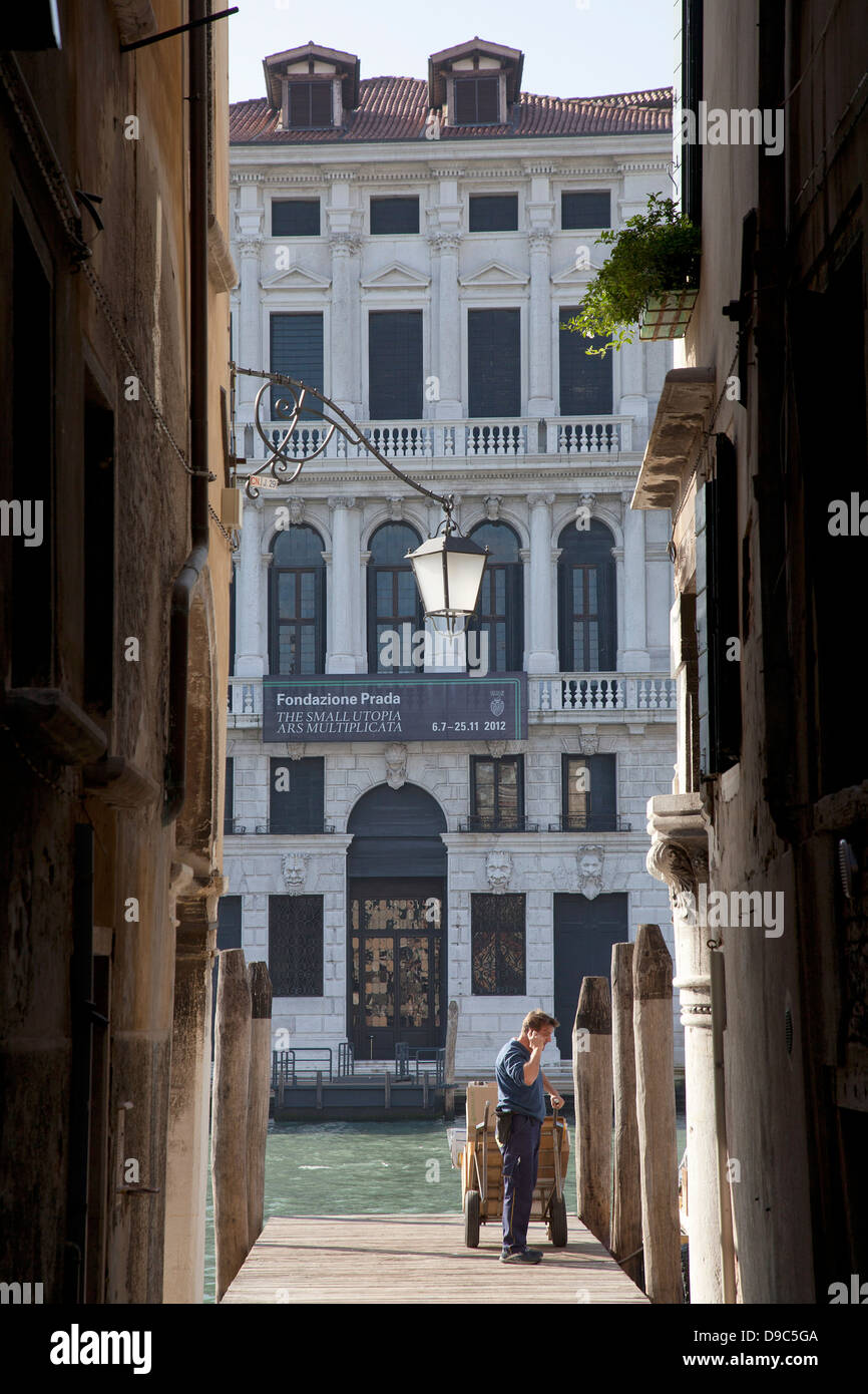 Ein Seitenkanal trifft auf den Canal Grande in Cannaregio Bezirk von Venedig, Italien. Stockfoto