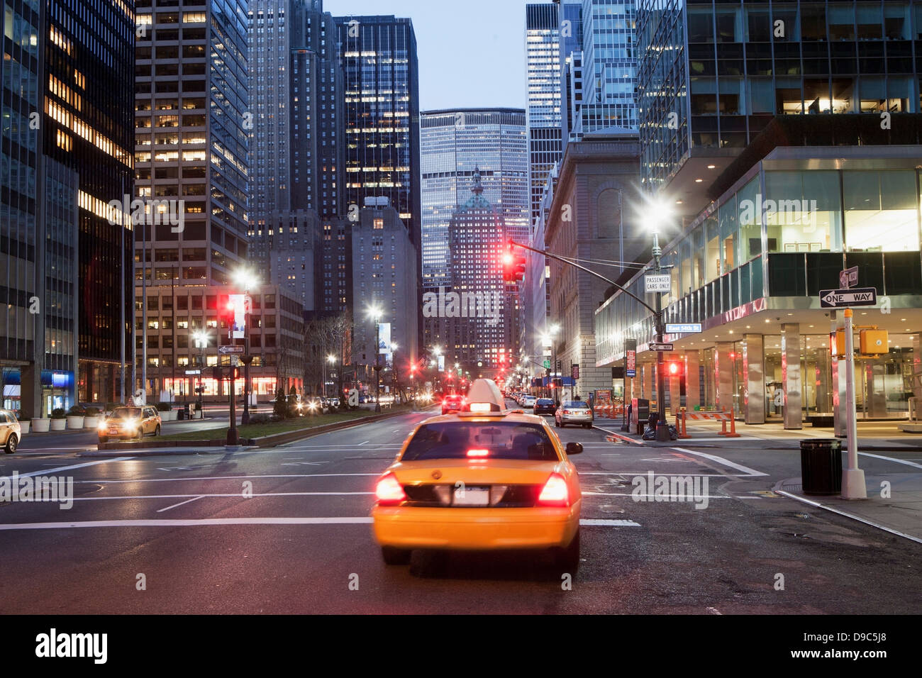 Gelbes Taxi Taxi in der Abenddämmerung, New York City, USA Stockfoto