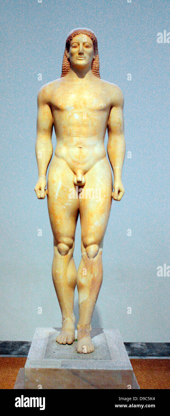 Statue eines Kouros, parischem Marmor, in Anavyssos Attica gefunden. Es war gestohlen worden und nach Frankreich, von wo aus er 1937 zurückgekehrt war. Der Körper ist kräftig und artikulieren, mit betont Muskulatur. Die Statue wurde Grabkunst und stand auf dem Grab von Kroisos, wie die epigramm auf der Basis angegeben ist: top und Trauern, am Grab der Toten Kroisos, die den tobenden Ares zerstört, wenn er unter der Verteidiger kämpfte, ca. 530 v. Chr. Stockfoto