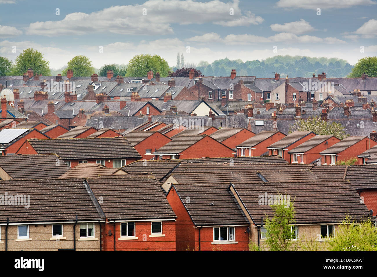 Städtisches Motiv über bebaute Fläche zeigt die Schiefer Dächer von Häusern auf einer alten Wohnsiedlung Stockfoto
