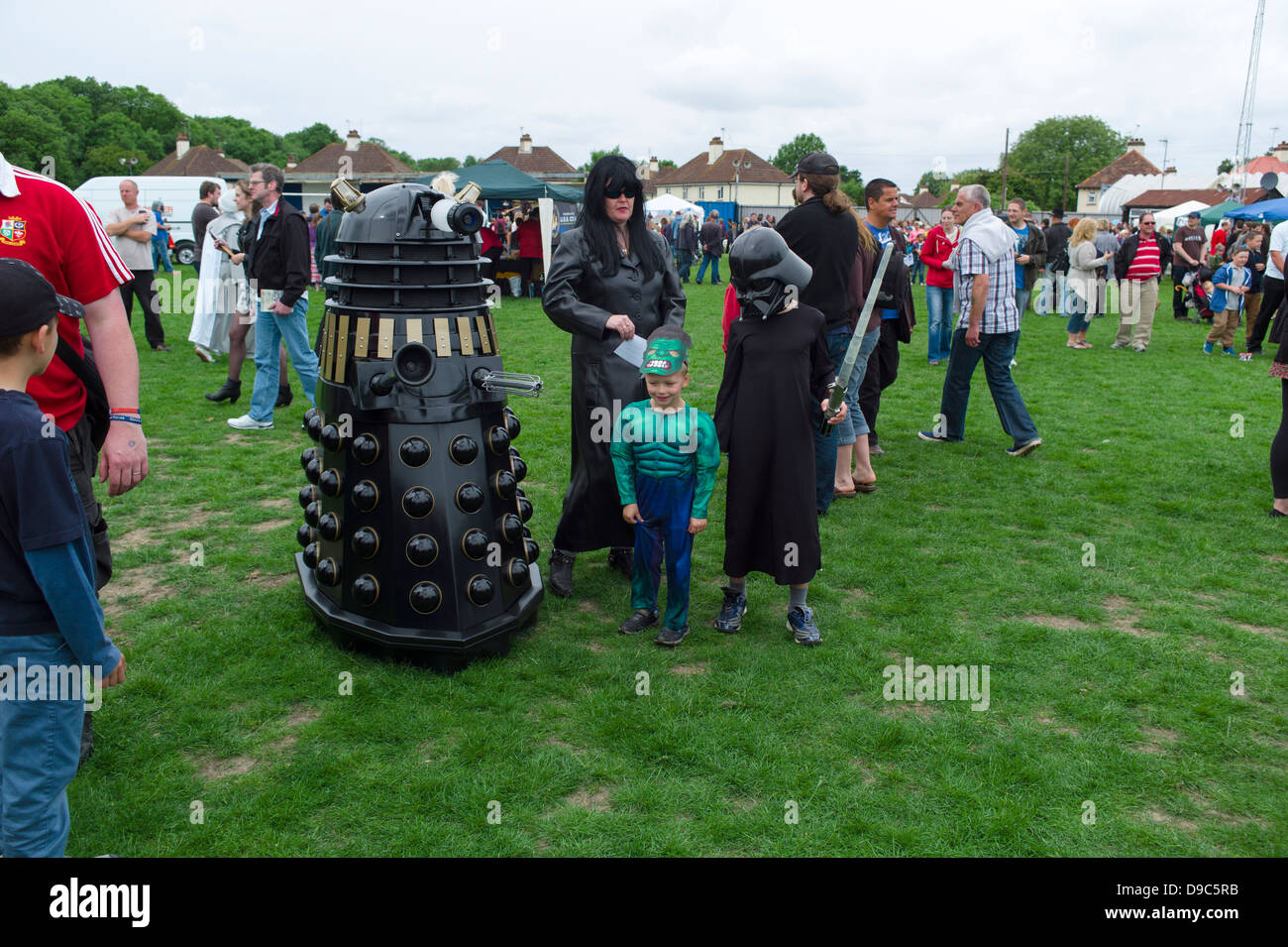 Jungen ein Dalek in Herne Bay Si-Fi vom Meer Ereignis zu bewundern. Stockfoto