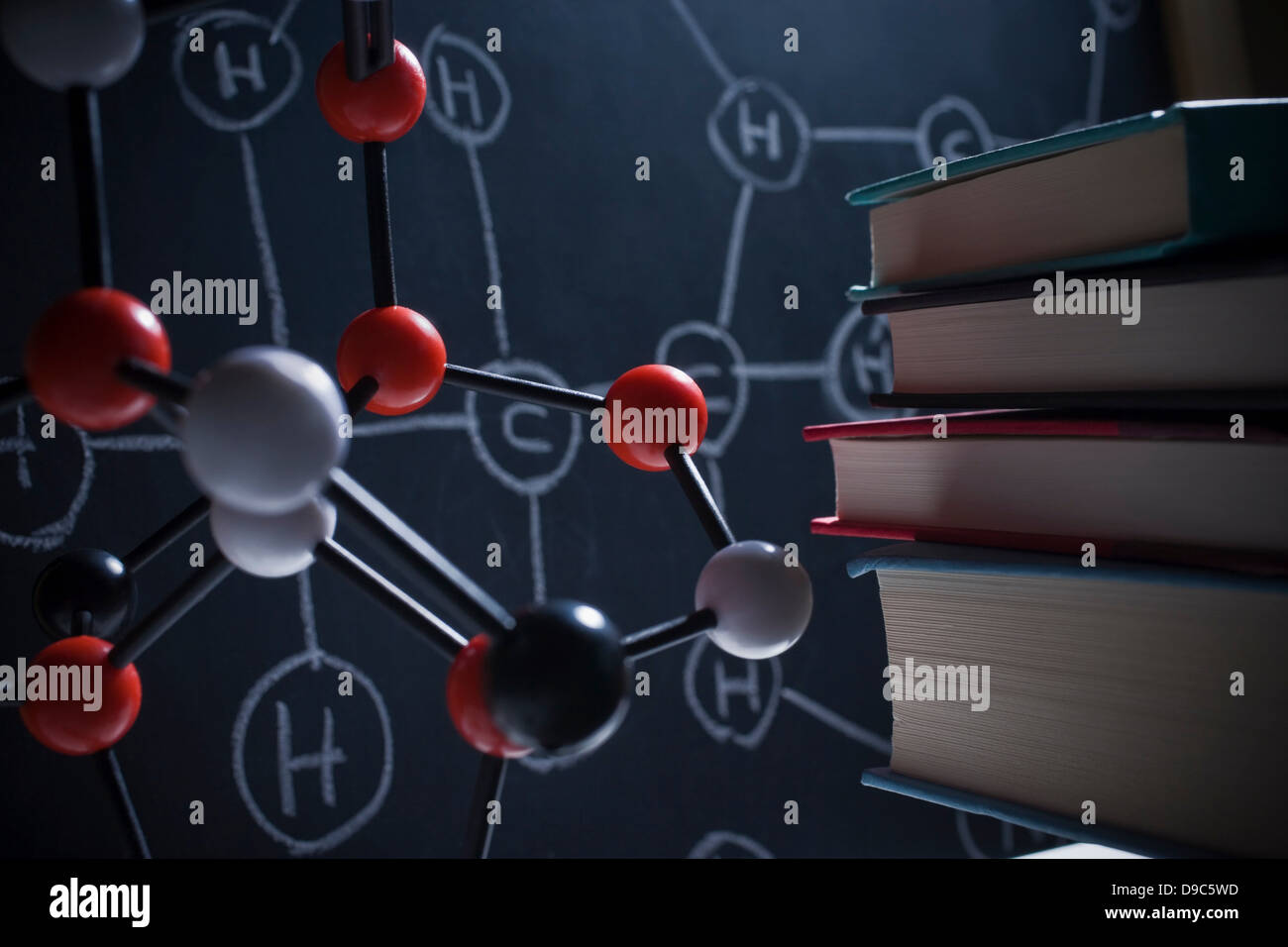 Molekülmodell und Bücher Stockfoto