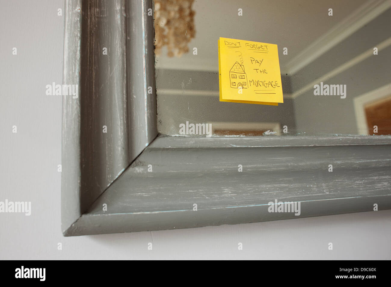 Selbstklebende Hinweis auf Spiegel sagen: "Vergesst nicht, die Hypothek zu bezahlen" Stockfoto