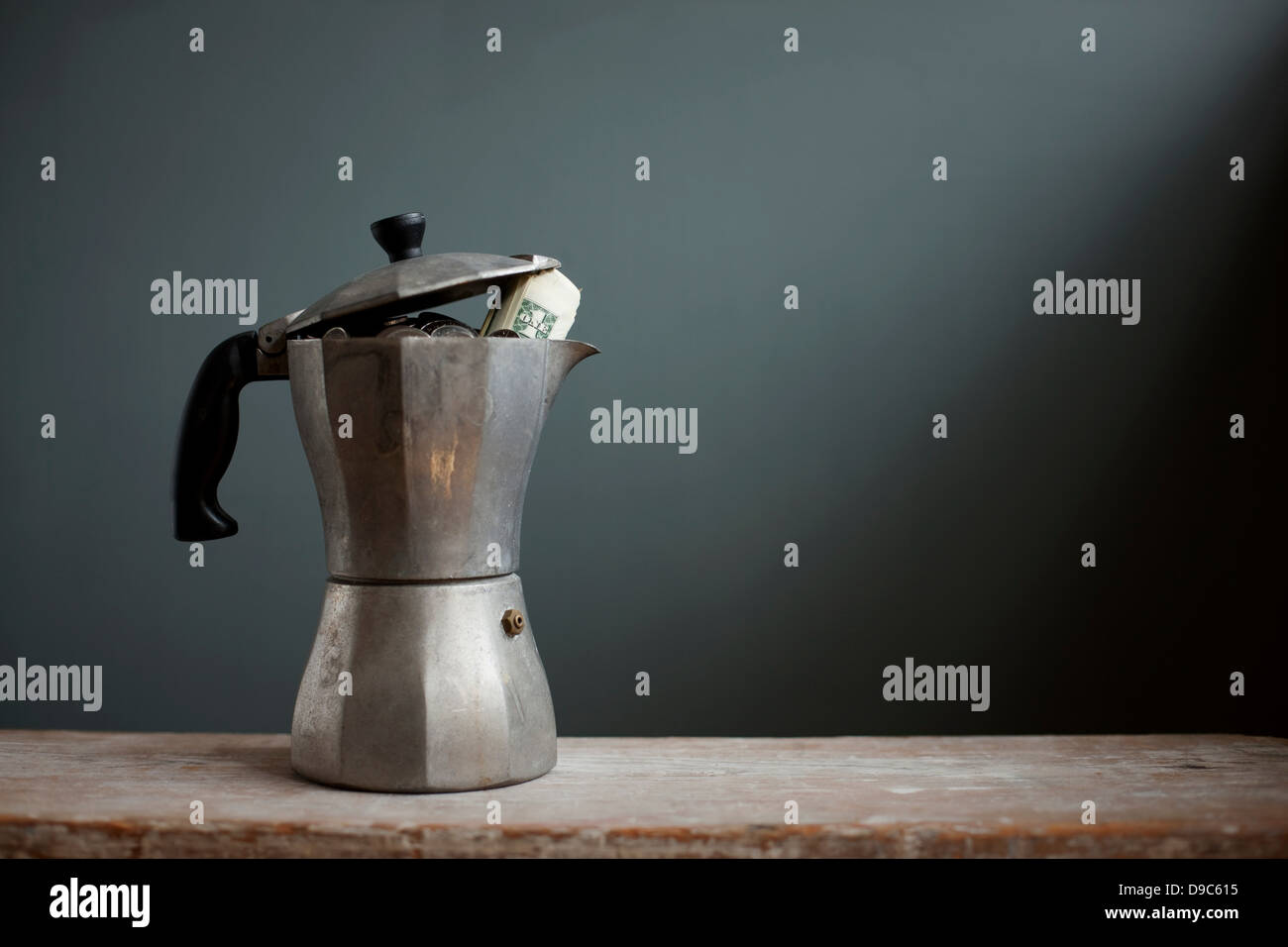 Kaffeekanne mit Dollarnoten innen Stockfoto