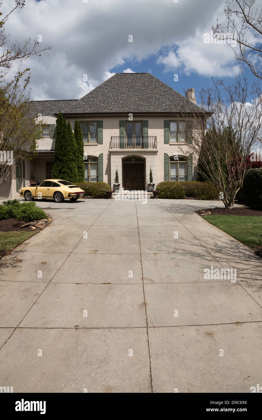 Luxus-Wohnhaus und Auffahrt, USA Stockfoto