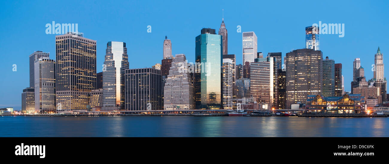 Panoramablick auf die Skyline von Manhattan bei Sonnenuntergang, New York City, USA Stockfoto