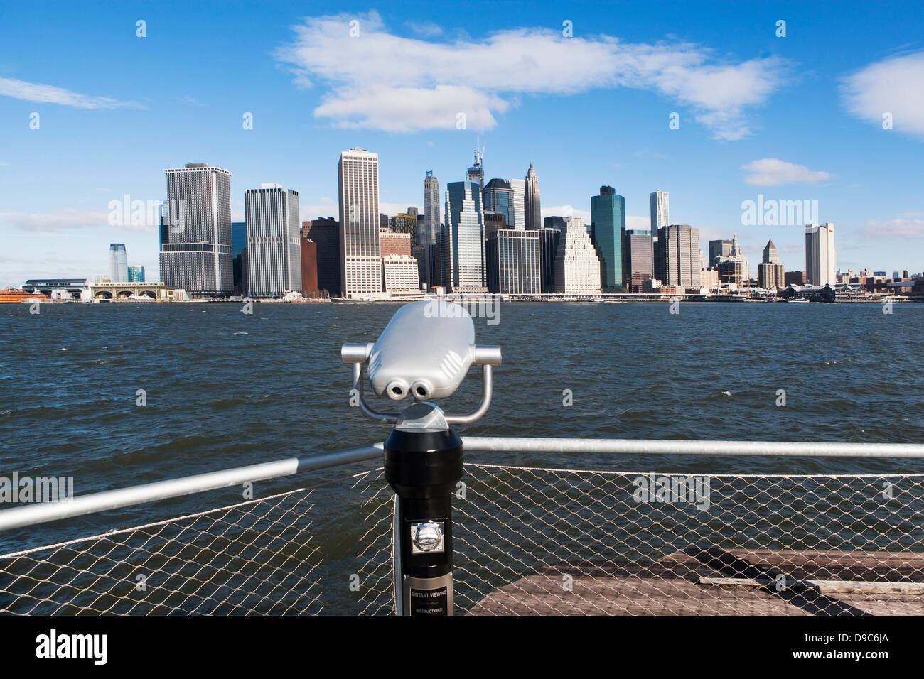 Münzeinwurf Fernglas Blick Skyline von Manhattan, New York City, USA Stockfoto