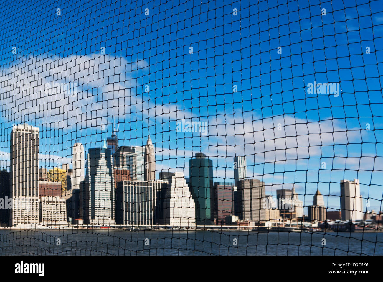 Blick auf die Skyline von Manhattan durch Netting, New York City, USA Stockfoto