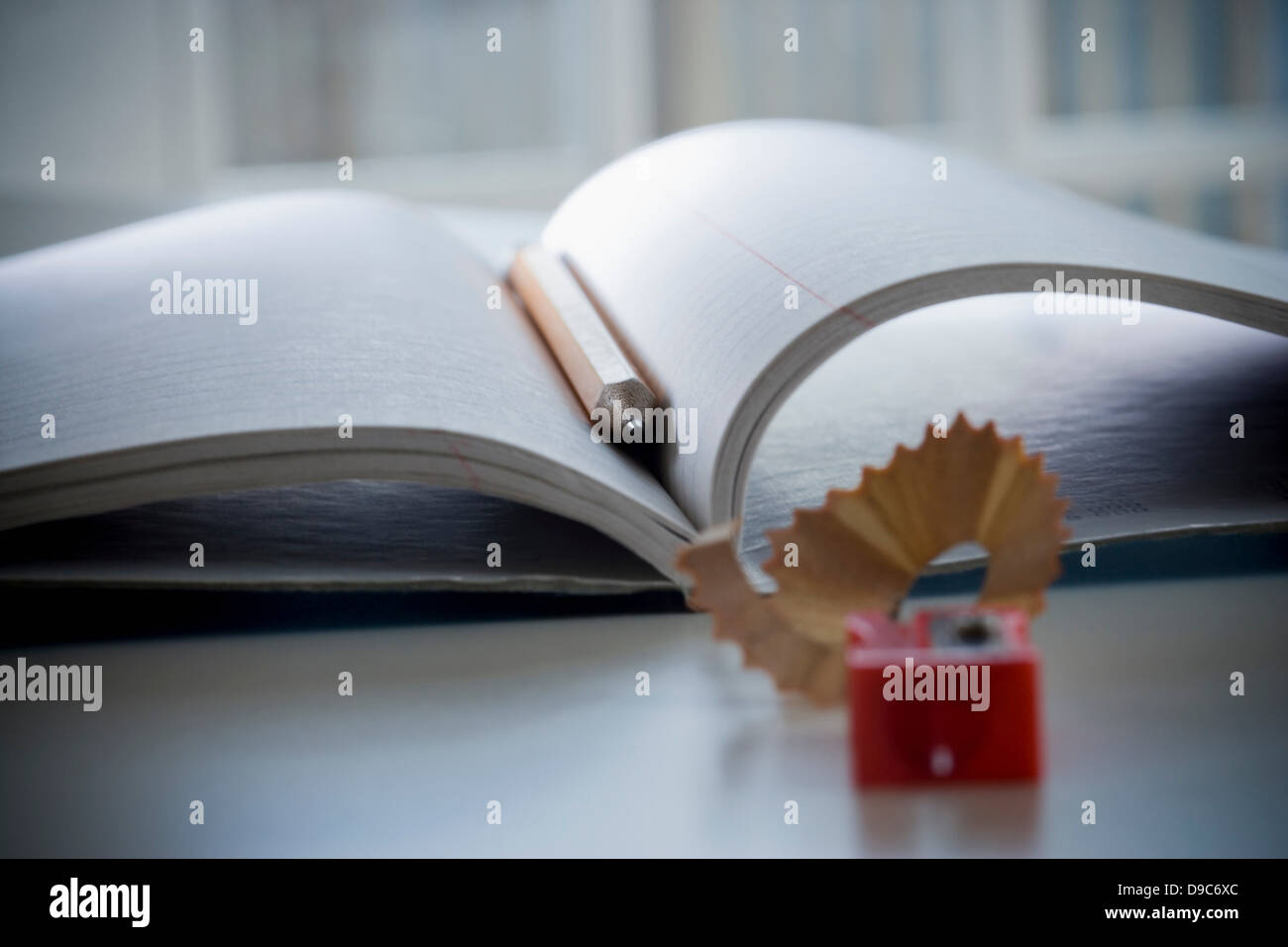 Notebook, Bleistift und Bleistift Anspitzer Stockfoto
