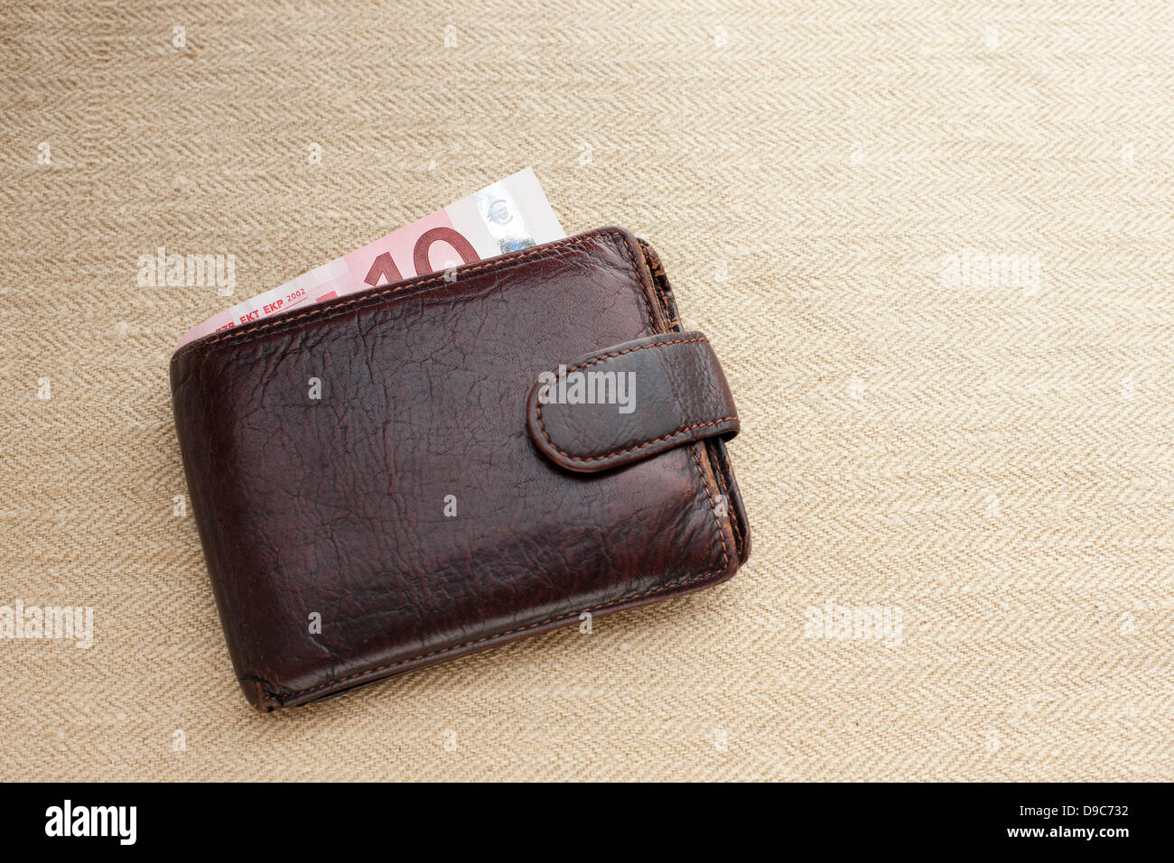 Braune Leder-Portemonnaie mit zehn-Euro-Schein Stockfoto