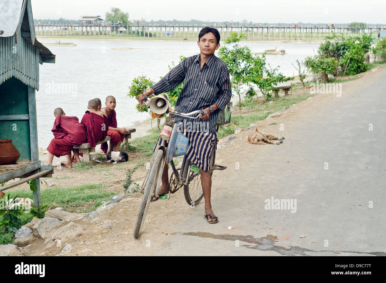 Mann auf dem Fahrrad, U-Bein Brücke, Amarapura, Birma Stockfoto