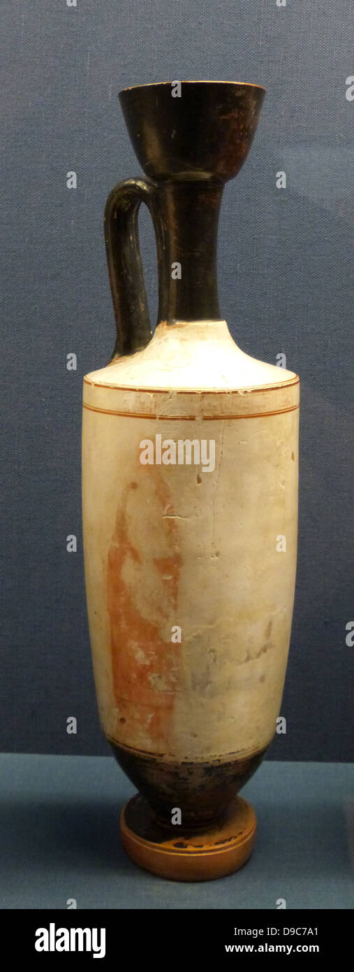 Weißgrundige Lakythos mit Darstellung der Himation gekleidet männlichen Figuren neben einer Grabstele, gekrönt von einer Palmette.  440-410 V. CHR. Stockfoto Weißgrundige Lakythos mit Darstellung der Himation gekleidet männlichen Figuren neben einer Grabstele, gekrönt von einer Palmette.  440-410 V. CHR. Stockfoto