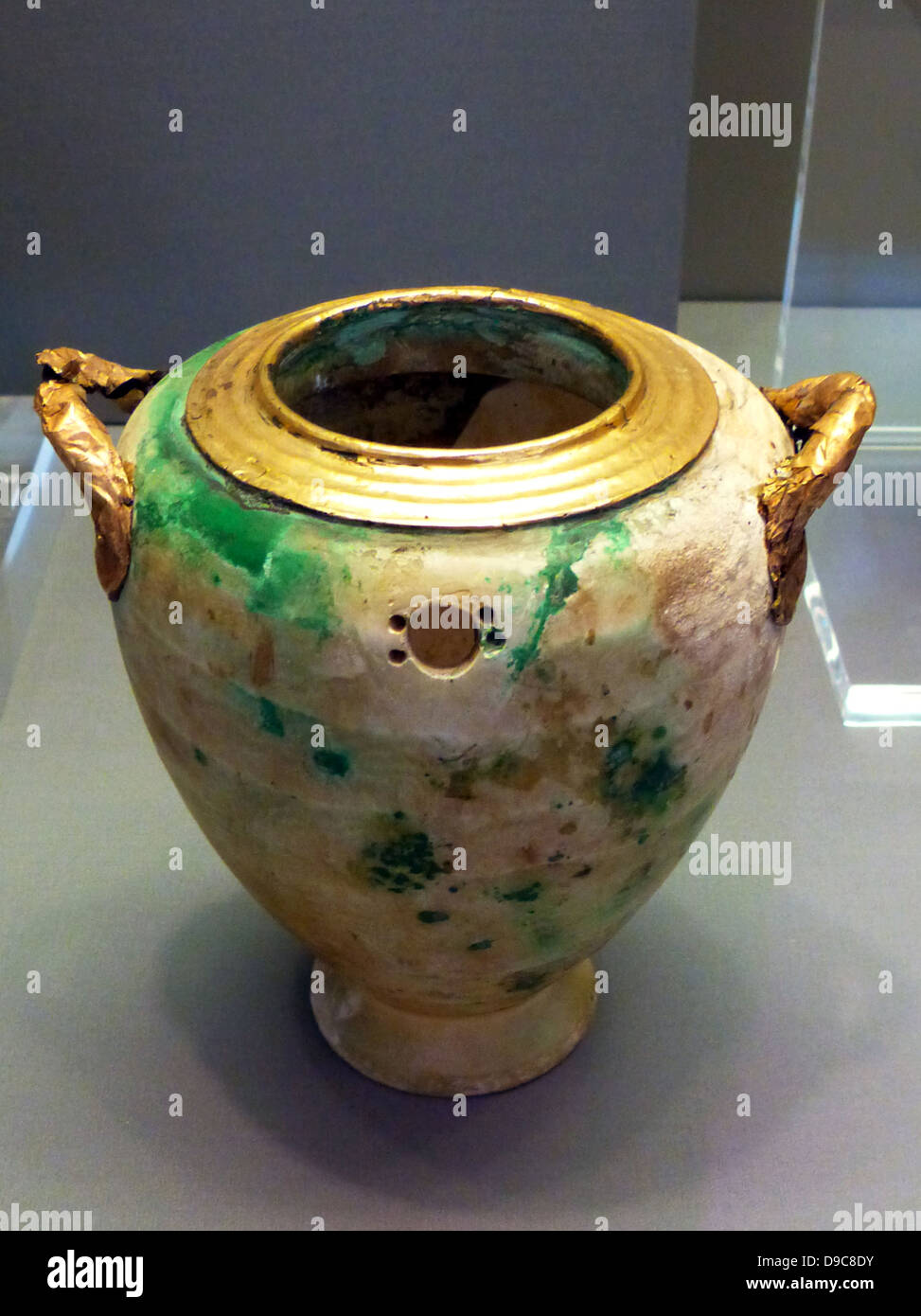 Alabaster Vase mit vergoldeten Rim und Griffe. Dies war ursprünglich ein ägyptischer Vase, die auf den Kopf gestellt wurde und durch eine Ägäische Handwerker umgewandelt. Stockfoto