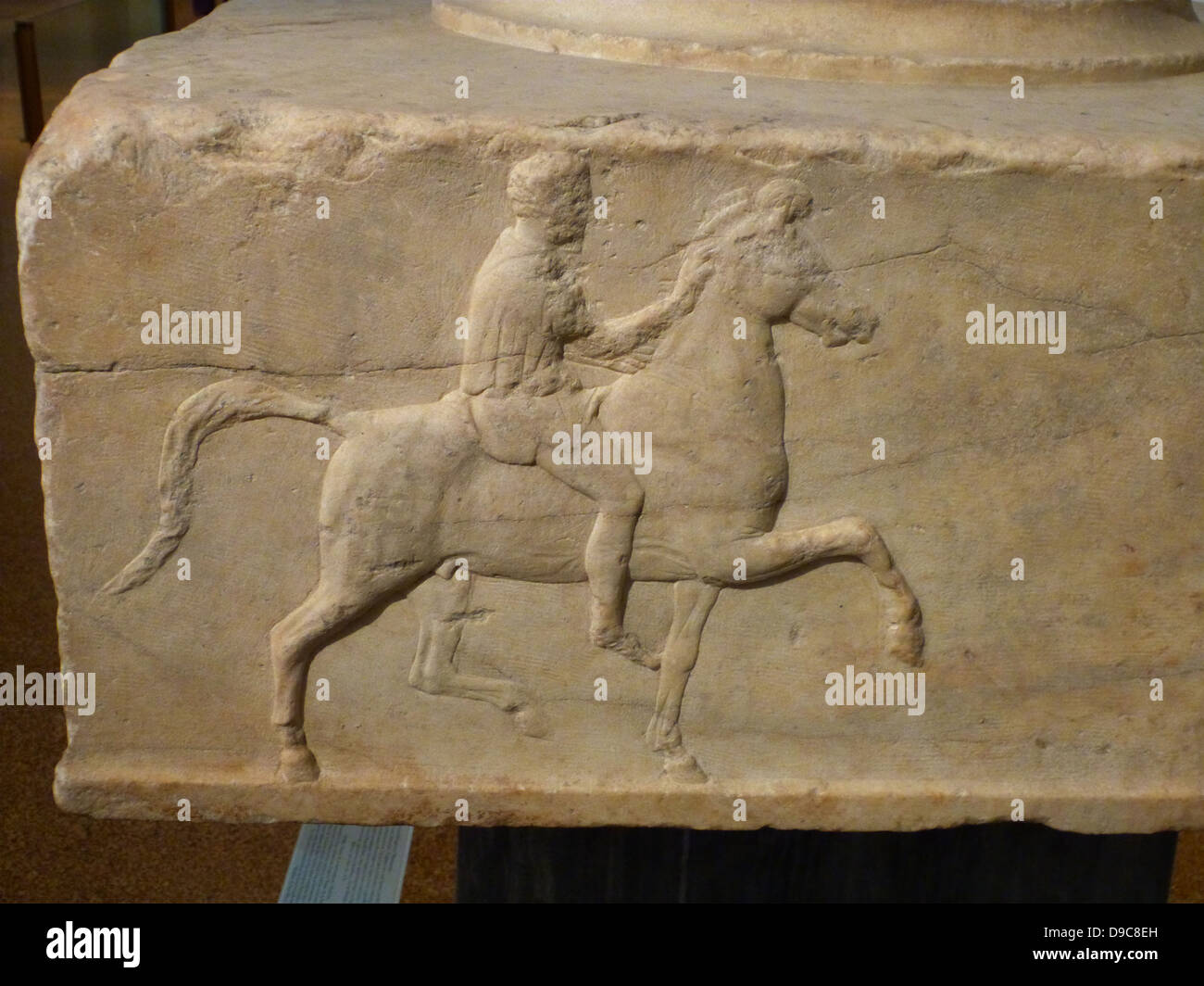 Basis für ein Engagement in Marmor. In der Athener Agora gefunden. Basis für eine Widmung für Siege in den mock Kavallerie Battle Contest. Drei Seiten haben Reliefs mit der Darstellung eines Reiter reiten auf einem Stativ. Die Inschrift auf der vierten Seite liefert die Namen der siegreichen dedicators und auch die der Bildhauer Bryavis, die das Denkmal geschnitzt. Es wird ein bronze Stativ von den Siegern gewidmet unterstützt haben. Mitte des 4. vorchristlichen Jahrhundert. Stockfoto