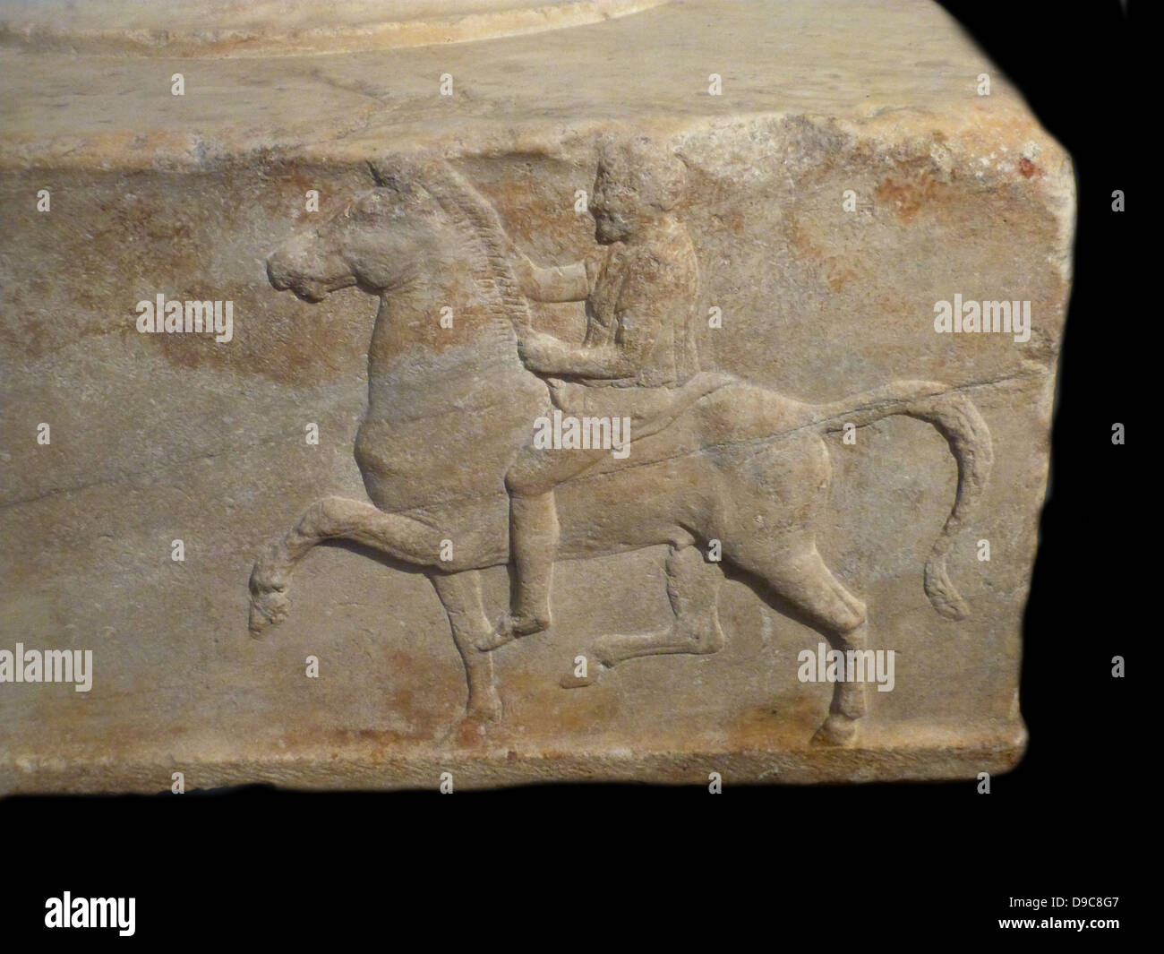 Basis für ein Engagement in Marmor. In der Athener Agora gefunden. Basis für eine Widmung für Siege in den mock Kavallerie Battle Contest. Drei Seiten haben Reliefs mit der Darstellung eines Reiter reiten auf einem Stativ. Die Inschrift auf der vierten Seite liefert die Namen der siegreichen dedicators und auch die der Bildhauer Bryavis, die das Denkmal geschnitzt. Es wird ein bronze Stativ von den Siegern gewidmet unterstützt haben. Mitte des 4. vorchristlichen Jahrhundert. Stockfoto