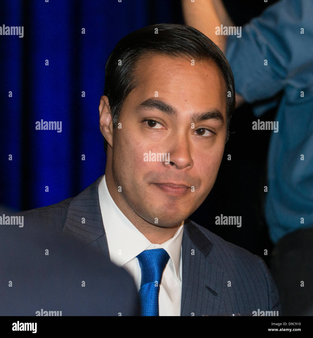 Juni 15, 2013-Hollywood, Florida, USA. San Antonio Bürgermeister Julian Castro Adressen Florida Demokraten bei 2013 Spendenaktion Jefferson Jackson Gala. Mit der Hoffnung, US-Bundesstaat Florida zurücknehmen & abzusetzen, republikanische Gouverneur Rick Scott, Senator Bill Nelson, Vorträge DNC Stuhl Debbie Wasserman Shultz & Texas Bürgermeister Julian Castro bei Spendenaktion. 1300 besuchte Veranstaltung, Anhebung $850.000. Steigende demokratischen Sterne Bürgermeister Julian Castro kürzlich eingeführten 11 jährigen Mariachi Sänger Sebastian De La Cruz, die US-Nationalhymne auf NBA San Antonio Spurs Spiel, Aufrechnung eine Runde des rassischen Tweets sang. Stockfoto