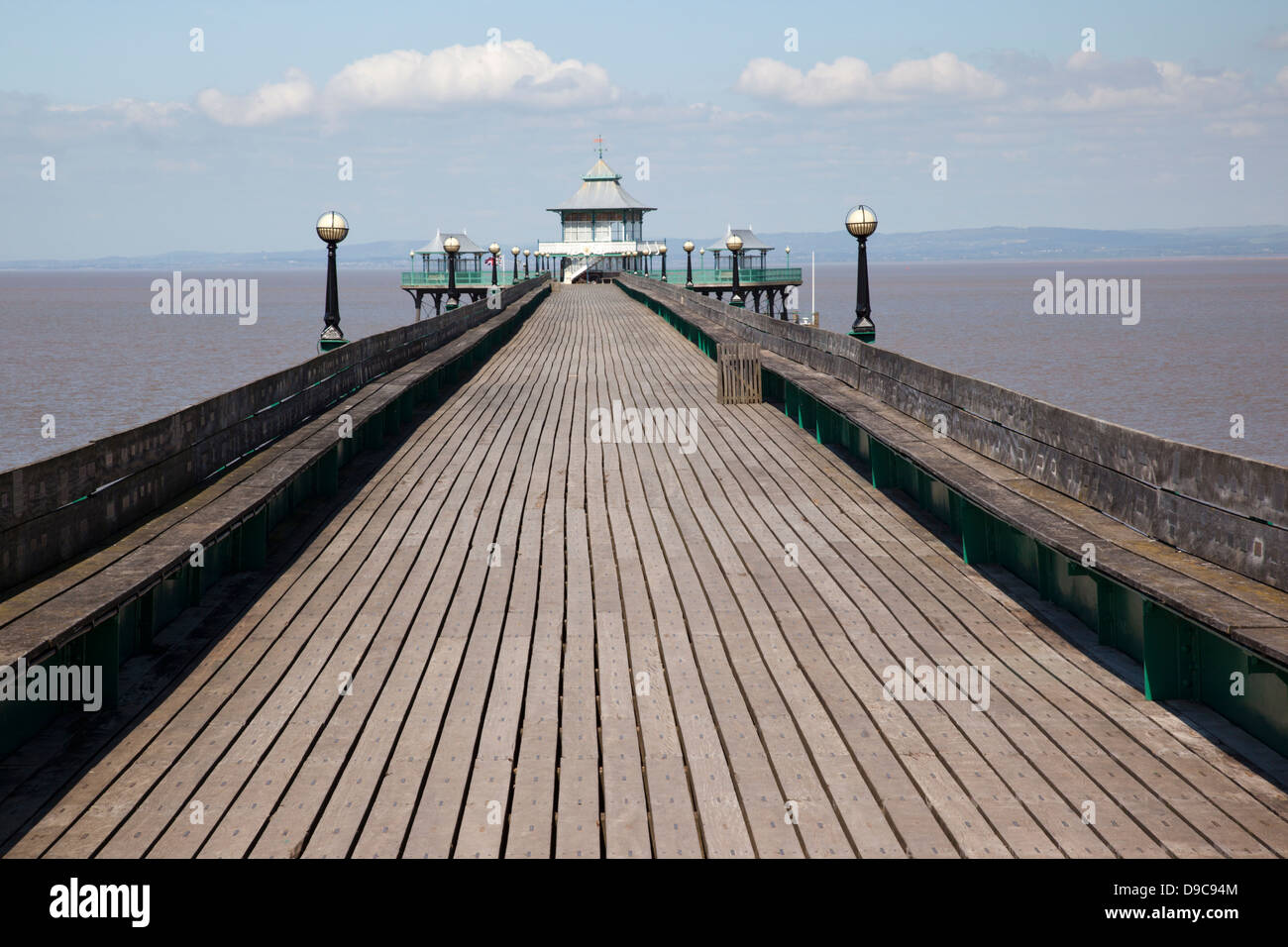 Clevedon Pier - EIN restaurierter viktorianischer Pier, der ein denkmalgeschütztes Gebäude in Somerset, England, ist Stockfoto