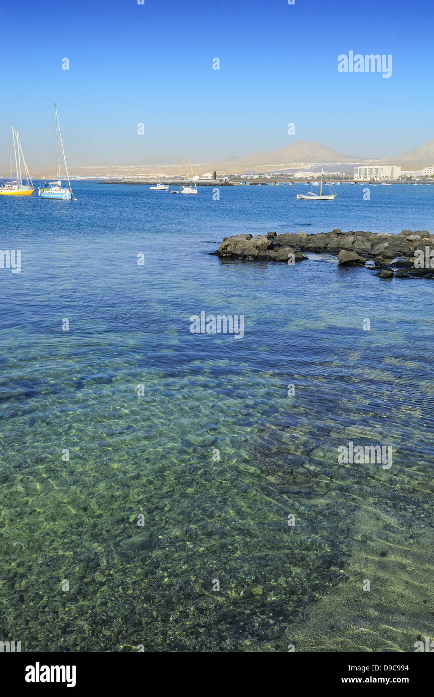 transparente Meerwasser in der Nähe von Arrecife auf der Insel Lanzarote, Kanarische Inseln, Spanien Stockfoto
