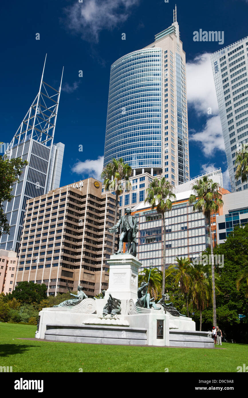 Gesamtansicht einer Statue mit Bürogebäude hinter, The Royal Botanic Gardens, Sydney, Australien Stockfoto