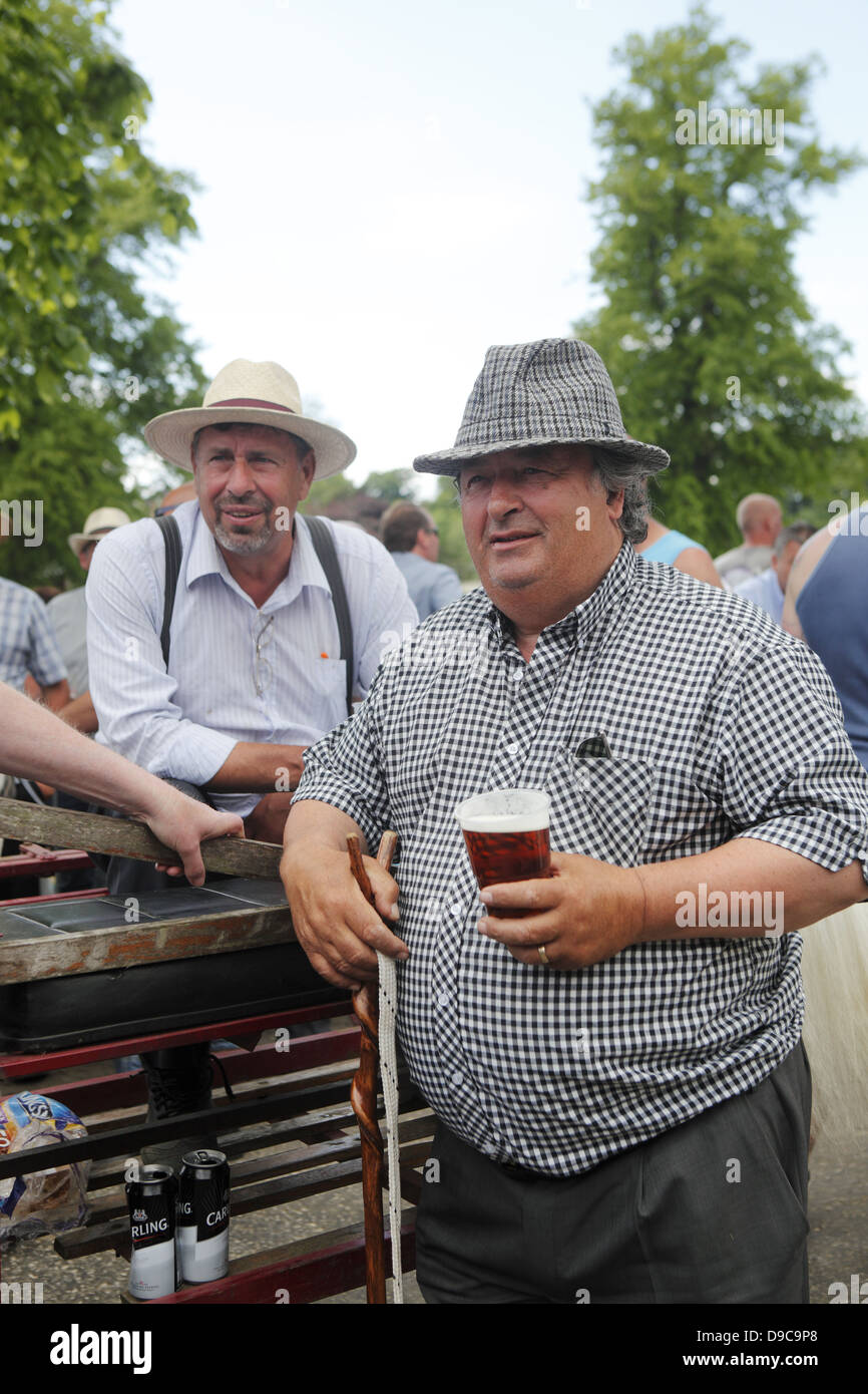 Gypsy Männer versammeln, um Kontakte zu knüpfen und Handel mit Pferden am Appleby Horse Fair, in Cumbria, England Stockfoto