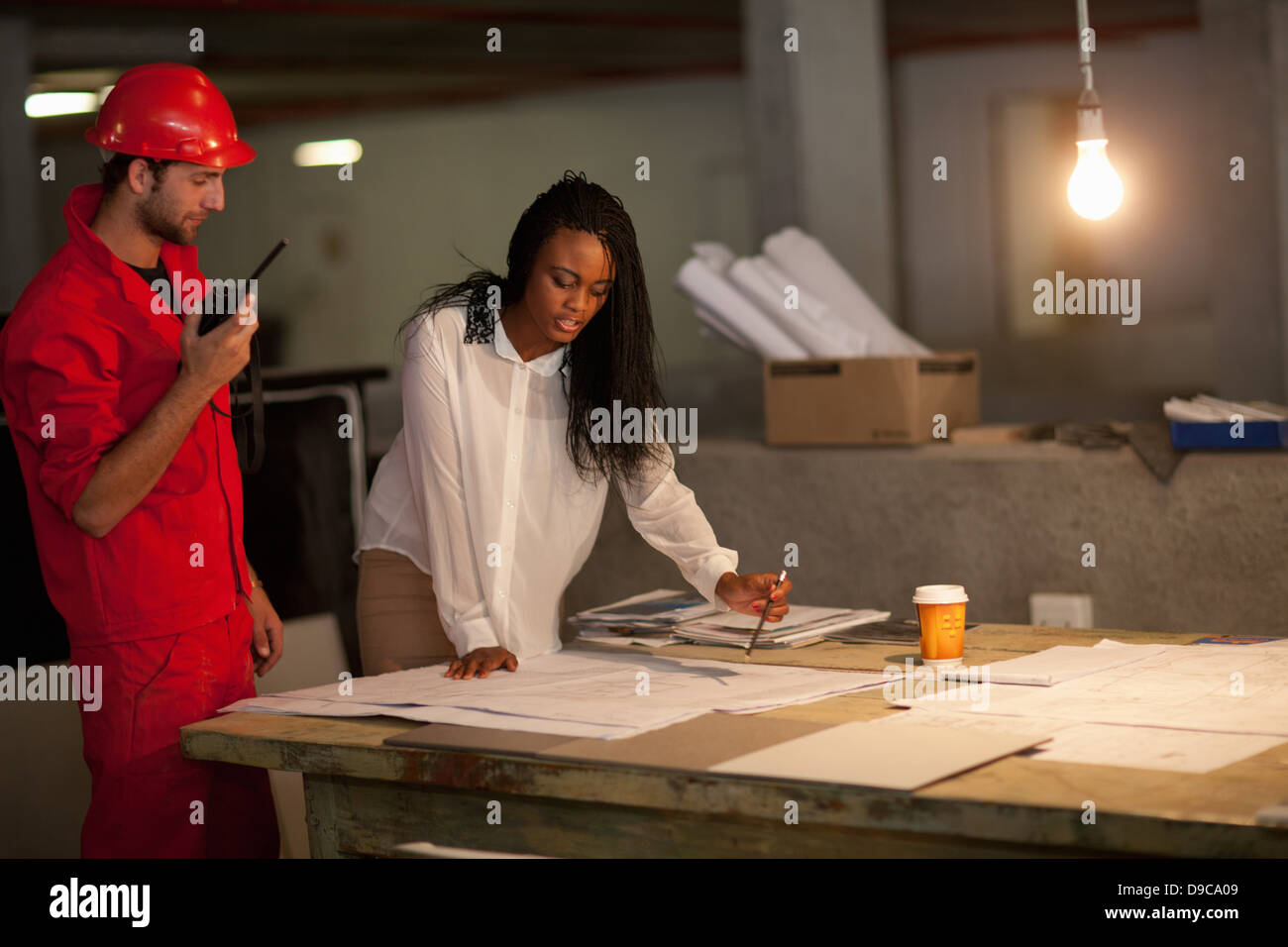 Architekten und Bauunternehmer diskutieren Blaupausen Stockfoto