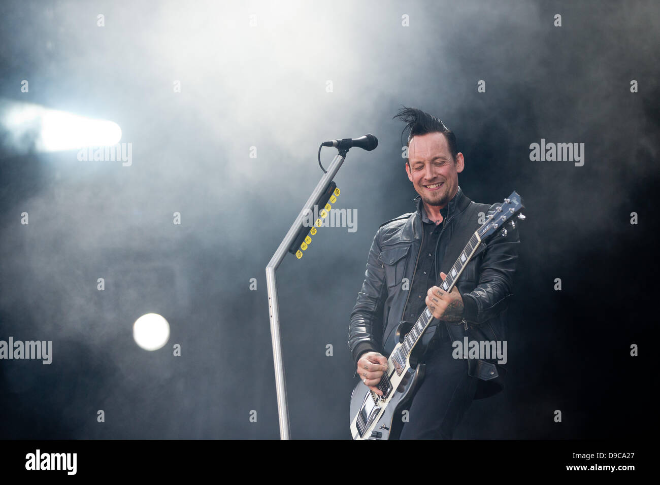 Der Sänger von der dänischen Band "Volbeat", Michael Poulsen, führt auf der Bühne bei Rock Im Park 2013-Musik-Festival in Nürnberg, 7. Juni 2013. Foto: Daniel Karmann Stockfoto