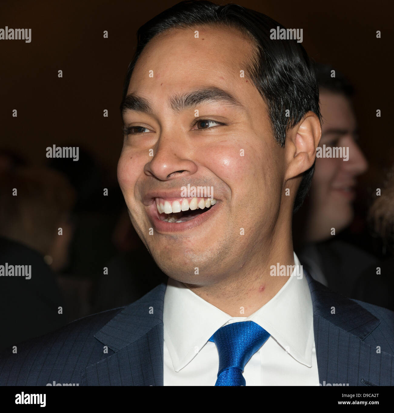 Juni 15, 2013-Hollywood, Florida, USA. San Antonio Bürgermeister Julian Castro Adressen Florida Demokraten bei 2013 Spendenaktion Jefferson Jackson Gala. Mit der Hoffnung, US-Bundesstaat Florida zurücknehmen & abzusetzen, republikanische Gouverneur Rick Scott, Senator Bill Nelson, Vorträge DNC Stuhl Debbie Wasserman Shultz & Texas Bürgermeister Julian Castro bei Spendenaktion. 1300 besuchte Veranstaltung, Anhebung $850.000. Steigende demokratischen Sterne Bürgermeister Julian Castro kürzlich eingeführten 11 jährigen Mariachi Sänger Sebastian De La Cruz, die US-Nationalhymne auf NBA San Antonio Spurs Spiel, Aufrechnung eine Runde des rassischen Tweets sang. Stockfoto