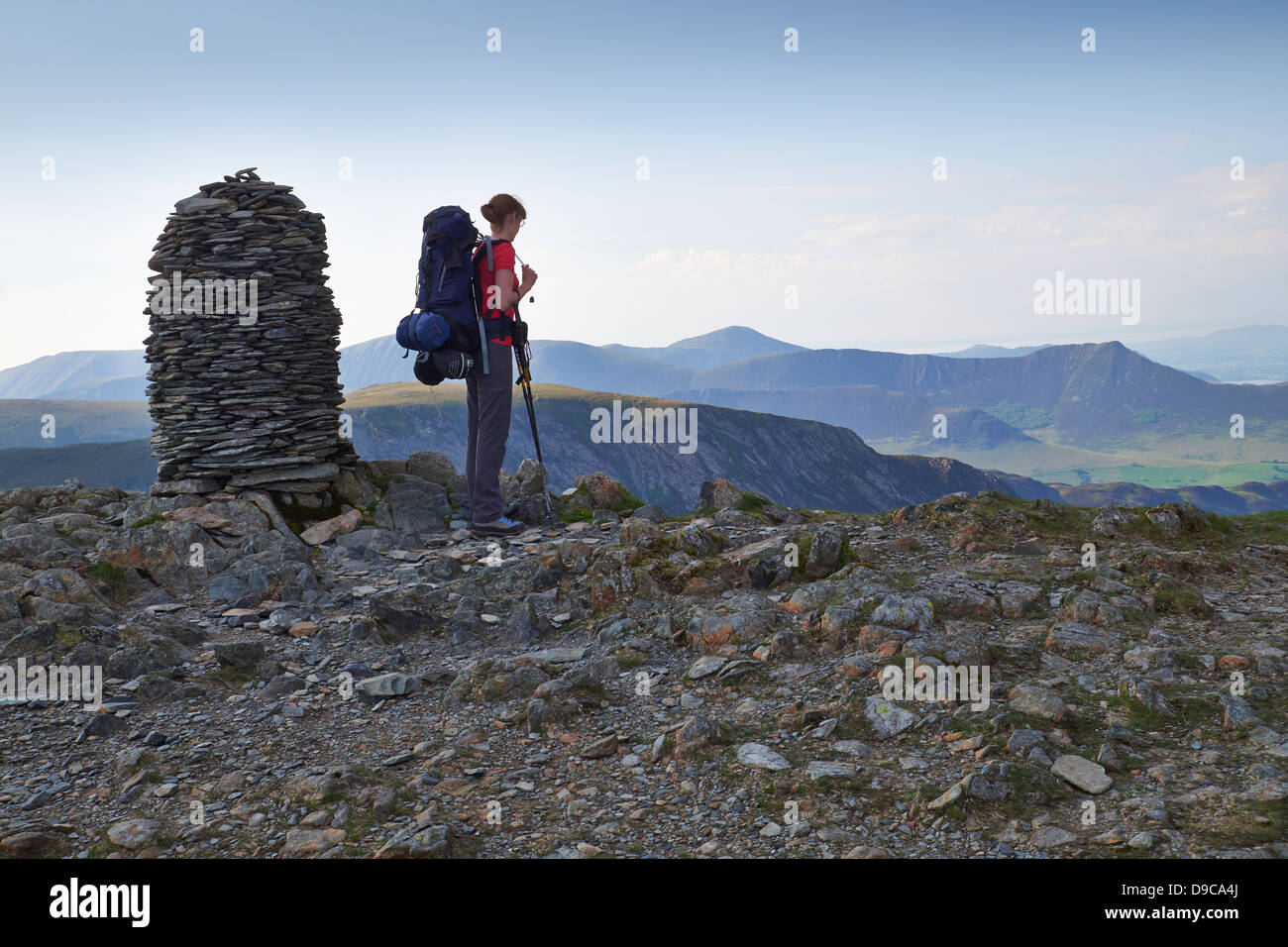 Ein Wanderer mit einem großen Rucksack auf dem Gipfel des Dale Head, Buttermere Fells im Lake District. Stockfoto