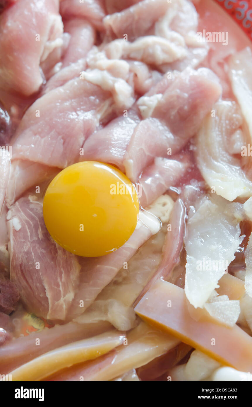 rohes Fleisch und frisch geschnittenem Schweinefleisch, Ei Eigelb bereiten Sie für das Kochen. Stockfoto