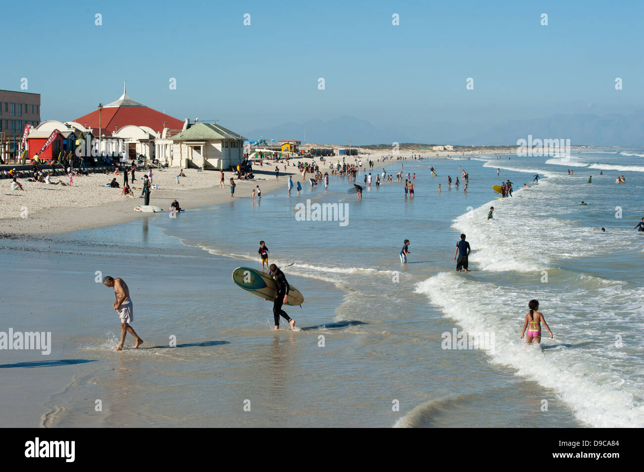 Surfen am Strand von Muizenberg, False Bay, Südafrika Stockfoto