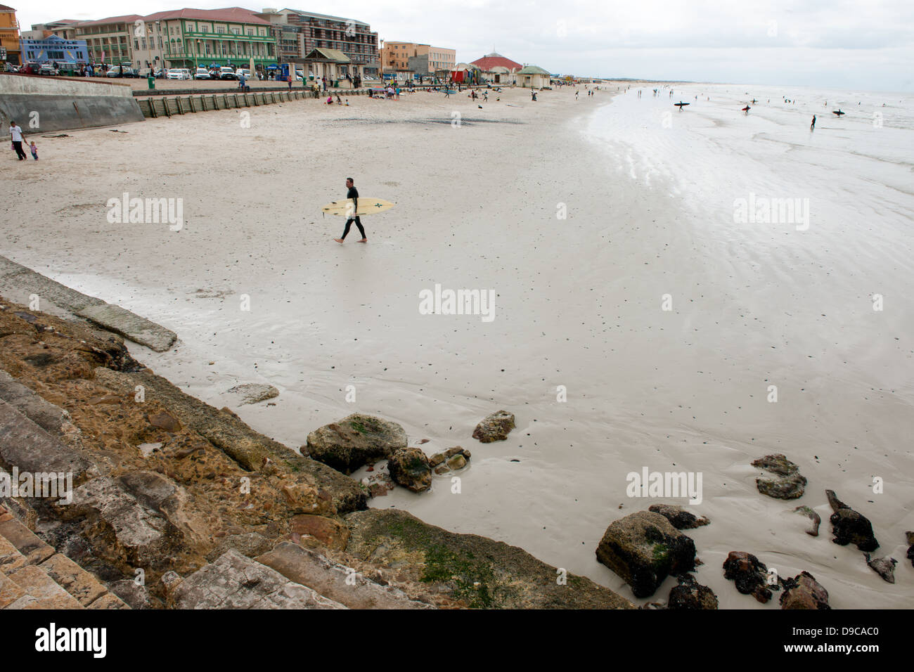 Surfen am Strand von Muizenberg, False Bay, Südafrika Stockfoto