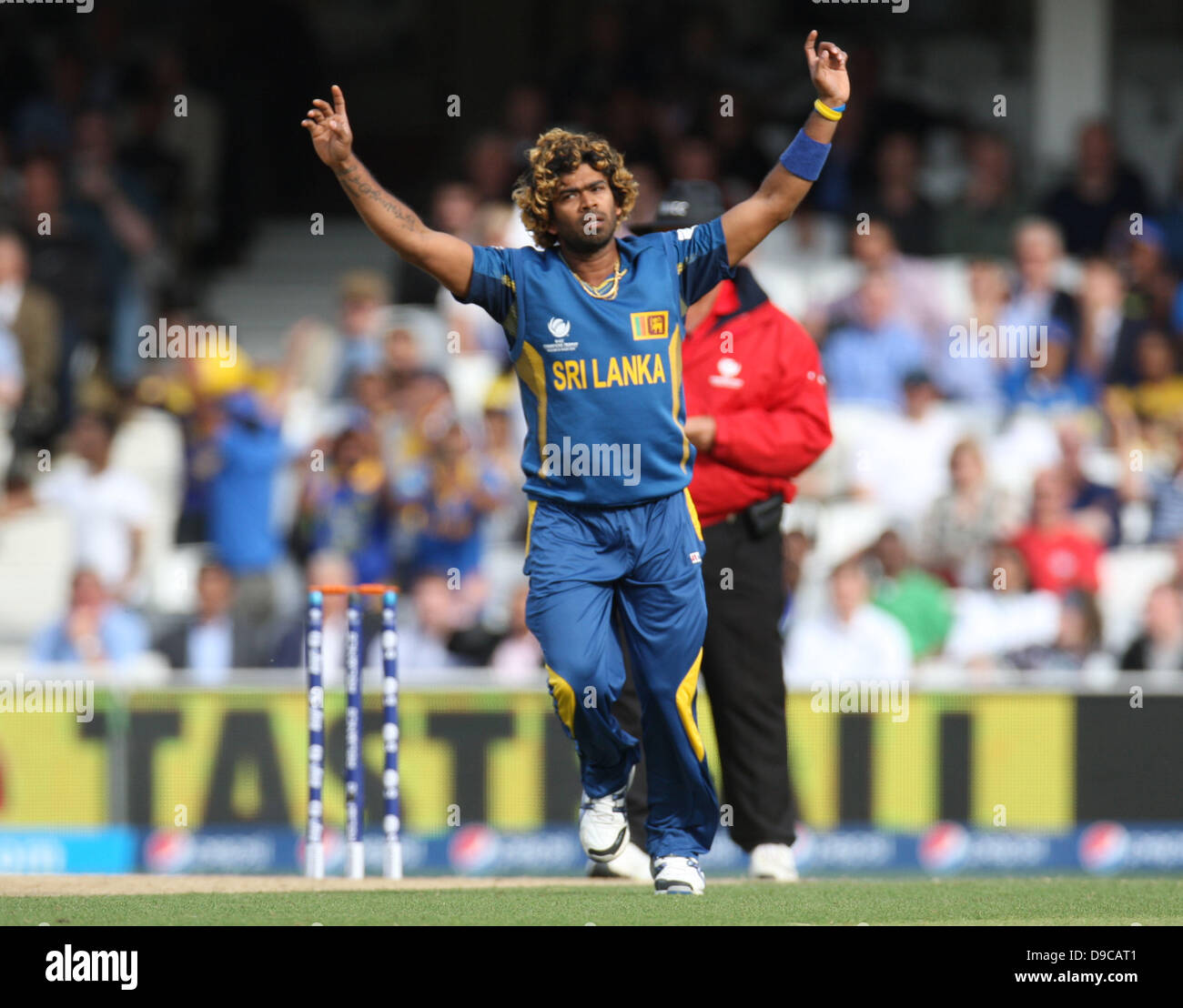 17.06.2013 London, England. Lasith Malinga von Sri Lanka feiert das Wicket Glenn Maxwell von Australien während der ICC Champions Trophy Gruppe A Leuchte zwischen Australien und Sri Lanka von The Oval. Stockfoto