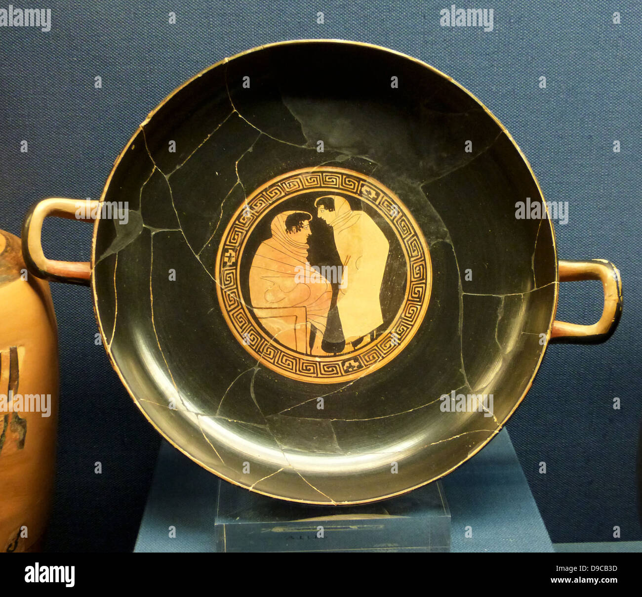 Dachgeschoss Rot - Abbildung Kylix innen mit einer Szene von Konversation zwischen zwei männlichen Figuren dekoriert. Der Maler von Brüssel zurückzuführen. Kreis der Penthesilea Maler. 460-450 v. Chr. Stockfoto Dachgeschoss Rot - Abbildung Kylix innen mit einer Szene von Konversation zwischen zwei männlichen Figuren dekoriert. Der Maler von Brüssel zurückzuführen. Kreis der Penthesilea Maler. 460-450 v. Chr. Stockfoto