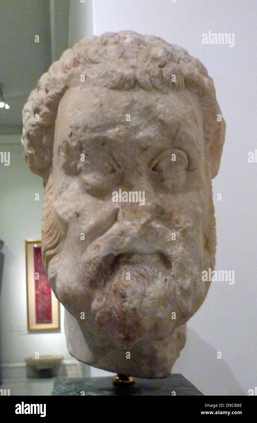 Marmor portrait Kopf eines bärtigen Mannes aus Athen, AD 400-450. Der Kopf ist in der Mitte des zweiten Jahrhunderts AD veraltet aus, war aber in der ersten Hälfte des fünften Jahrhunderts umgebaut, mit den sich daraus ergebenden Veränderung seiner portrait Features. Es ist eines der letzten Beispiele für die athenische Skulptur, von Kurz vor Athen endlich ein Christ wurde. Stockfoto