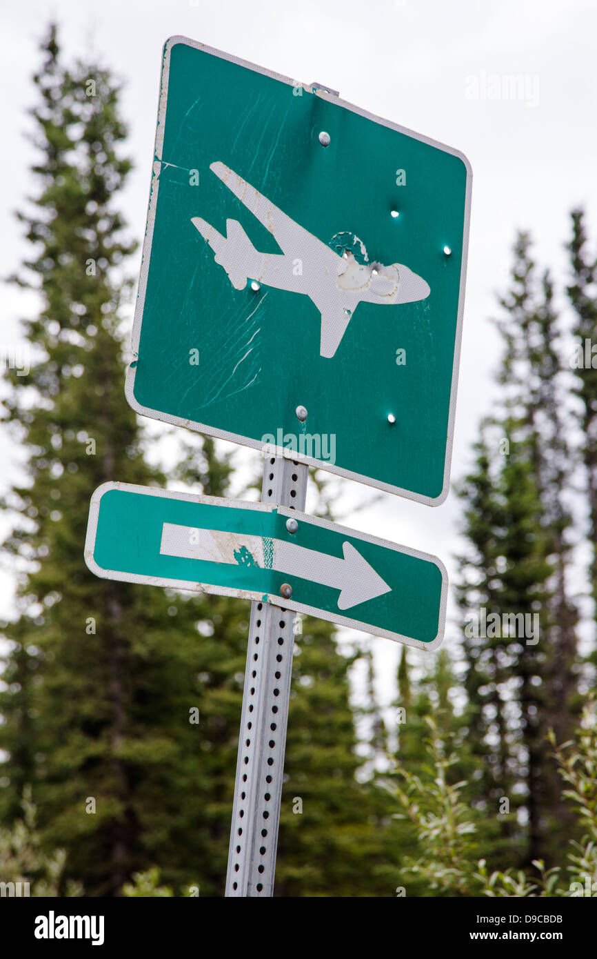 Flughafen-Zeichen, McCarthy Road Flugplatz in der Nähe der Kuskulana Brücke, Alaska, USA Stockfoto