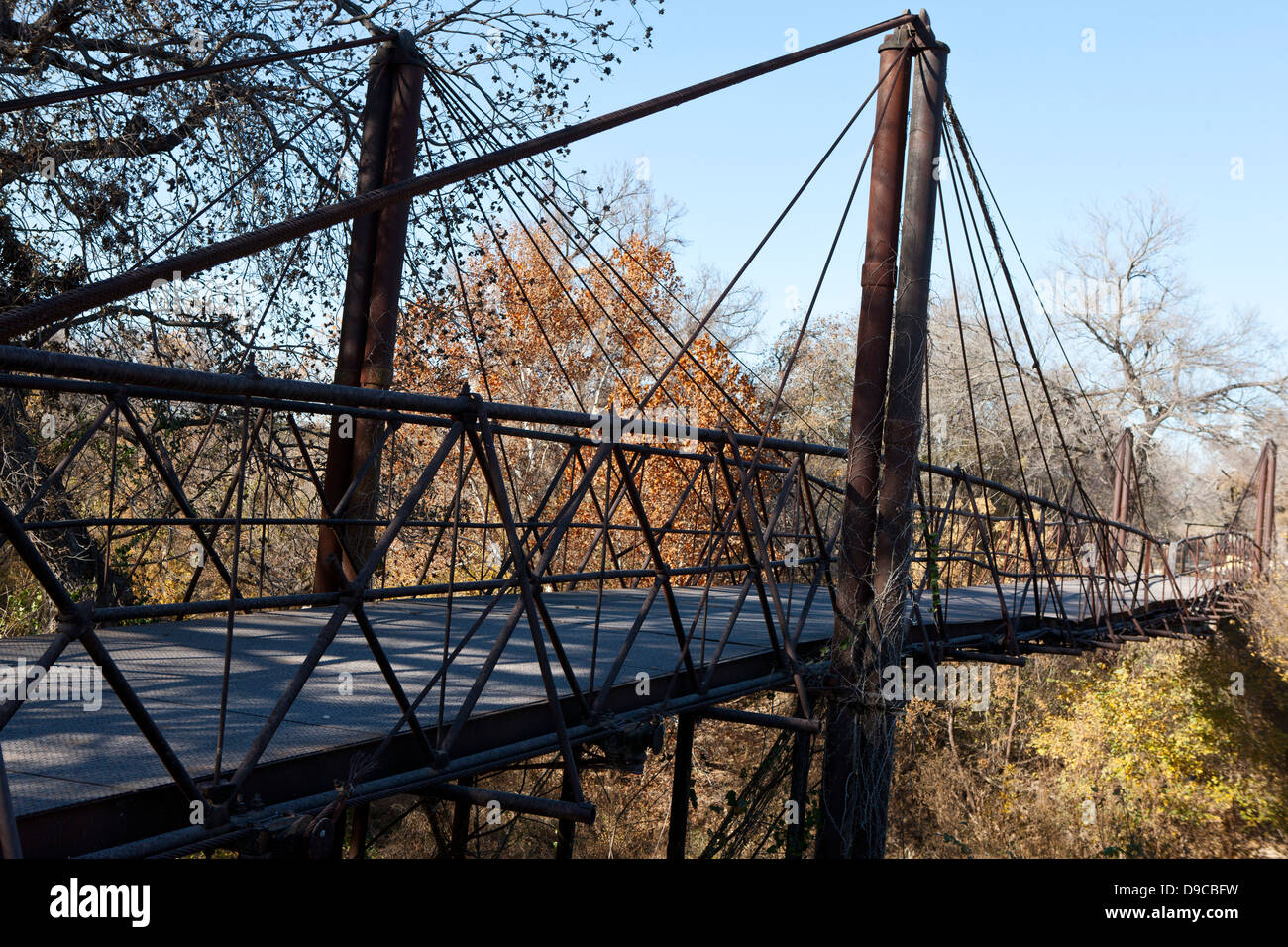 Alten verrotteten Hängebrücke, nicht mehr in Gebrauch, Bluff Dale, Texas, Vereinigte Staaten von Amerika Stockfoto