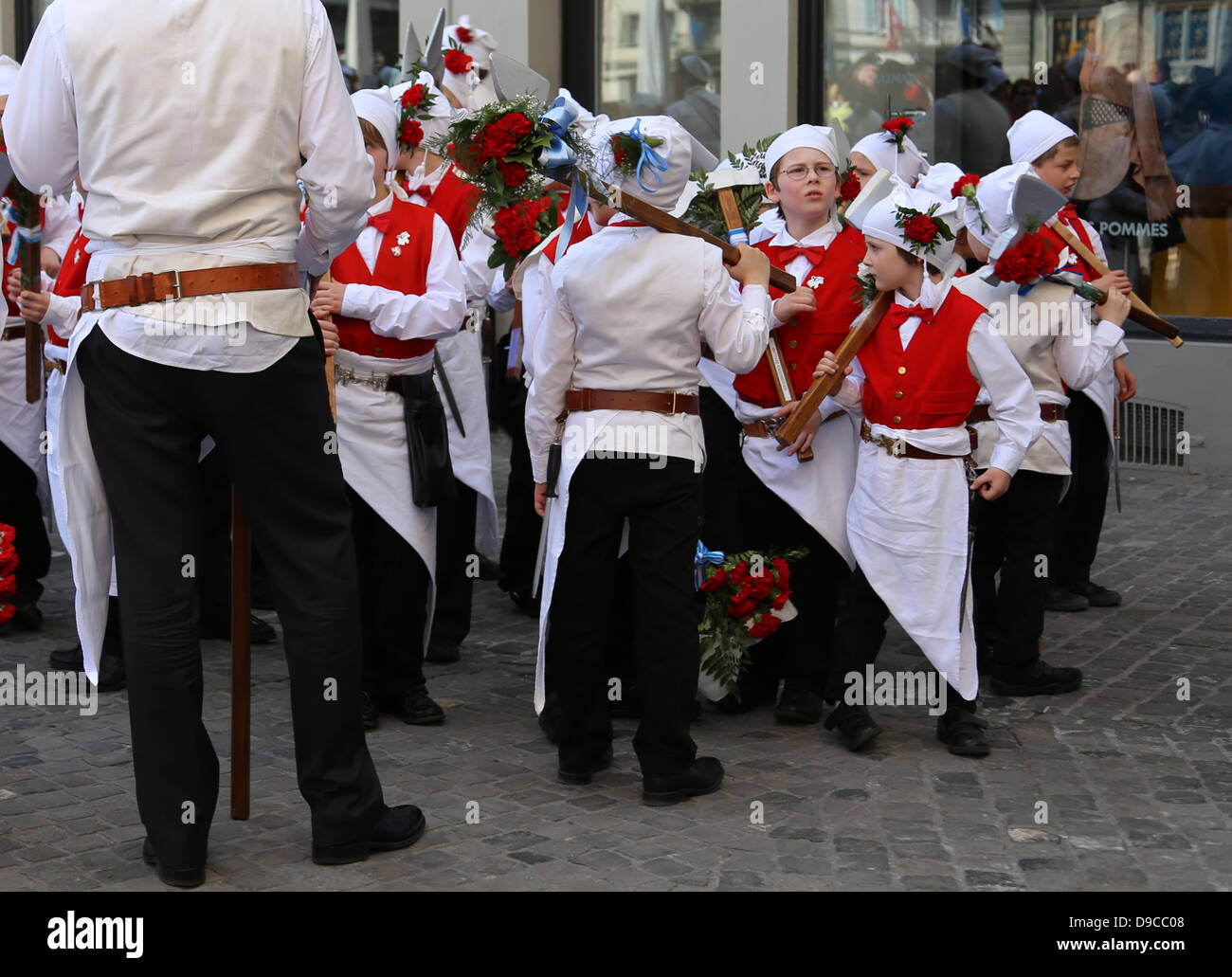 Zürich - APRIL 15: Teilnehmer des jährlichen Frühjahrs-Parade der Gilden - Fleischer Gilde (Zunft Zum Widder) am 15. April 2013. Stockfoto