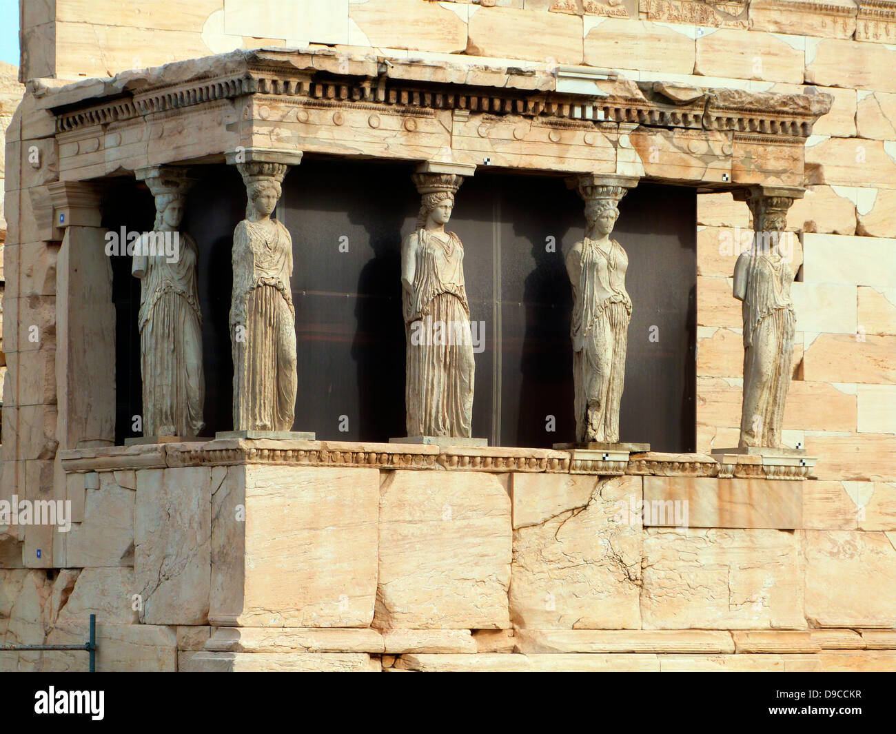 Die Erechteon ist einem alten griechischen Tempel auf der Nordseite der Akropolis von Athen in Griechenland. Der Tempel wurde zwischen errichtet. Stockfoto