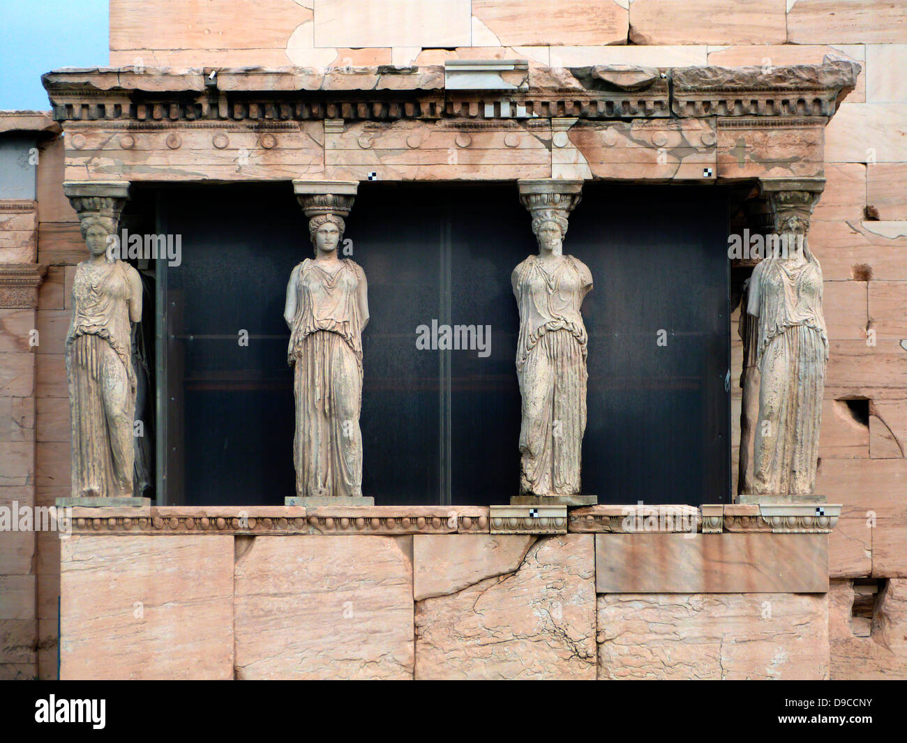 Die Erechteon ist einem alten griechischen Tempel auf der Nordseite der Akropolis von Athen in Griechenland. Der Tempel wurde zwischen errichtet. Stockfoto