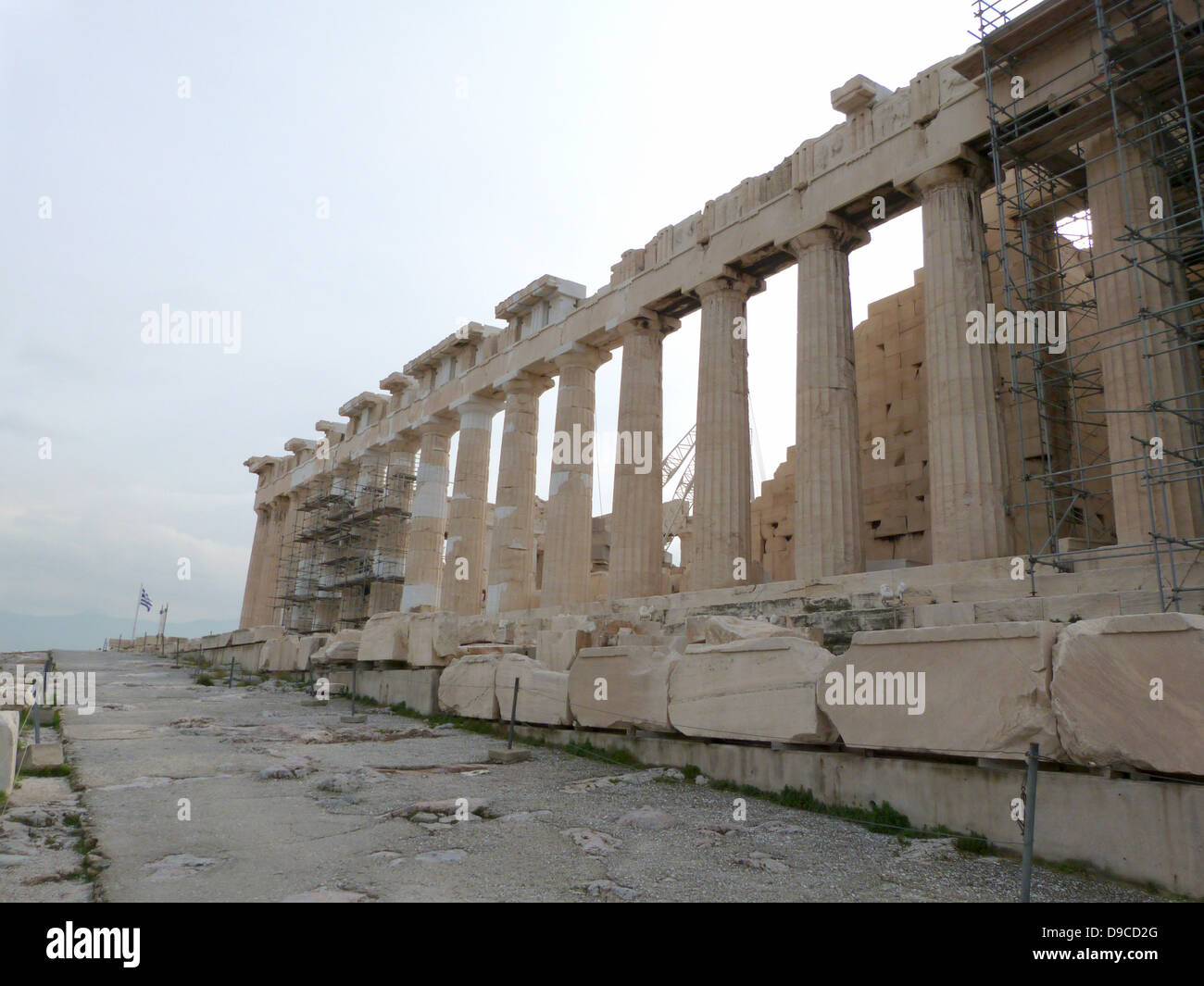 Der Parthenon Tempel auf der Athener Akropolis, Griechenland, gewidmet der griechischen Göttin Athene, denen die Menschen in Athen ihren jungfräulichen Schutzpatron betrachtet. Sein Bau begann in 447 v. Chr. die Athener Reich war auf dem Höhepunkt seiner Macht. Es wurde 438 v. Chr. abgeschlossen, obwohl Dekoration der Parthenon, bis 432 v. Chr. fort. Es ist das Wichtigste erhaltene Gebäude des klassischen Griechenland, Stockfoto