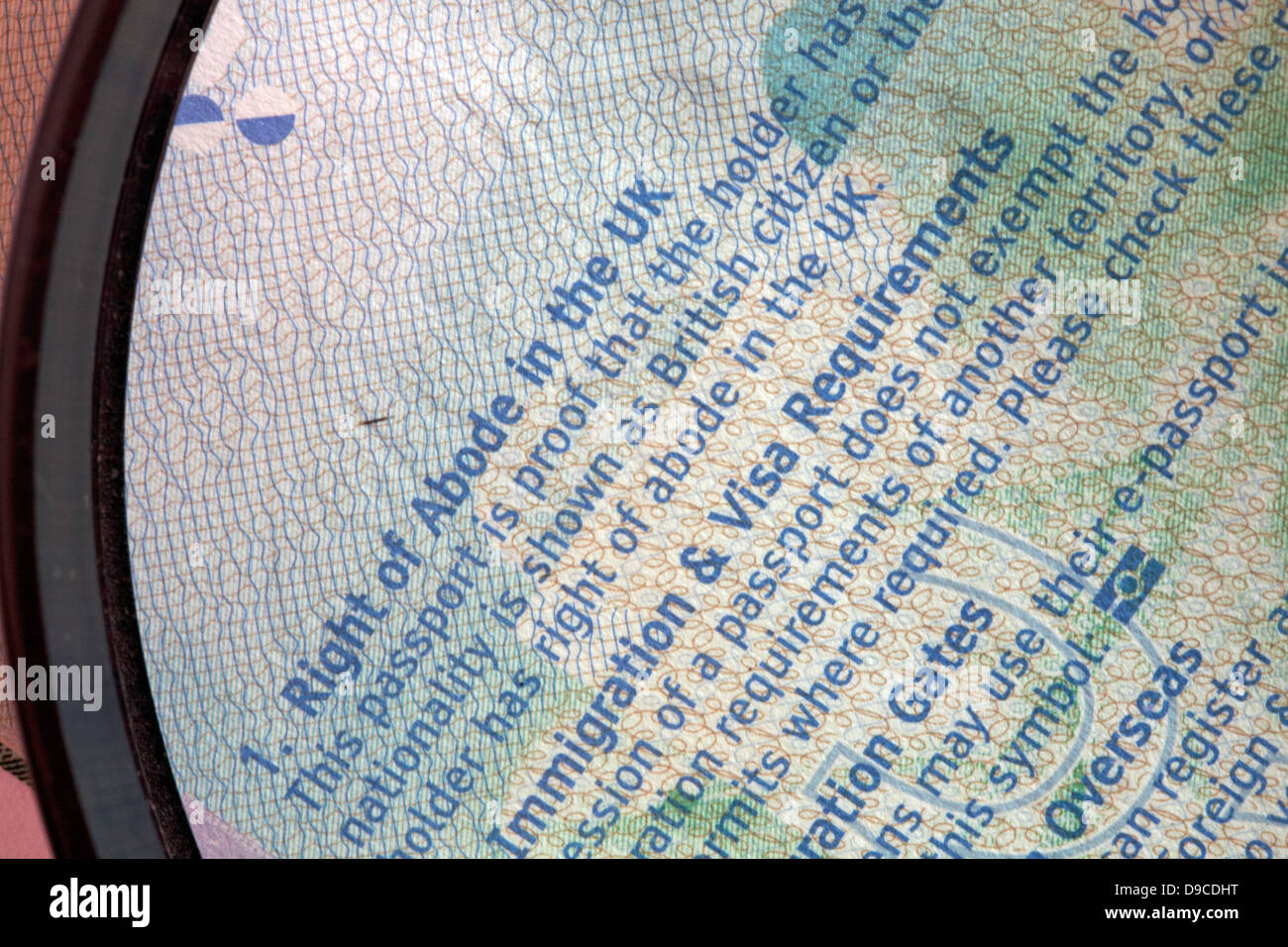 Vergrößerungsglas Lesen rechts von Aufenthalt in Großbritannien Abschnitt Der Notizen im britischen Reisepass Stockfoto