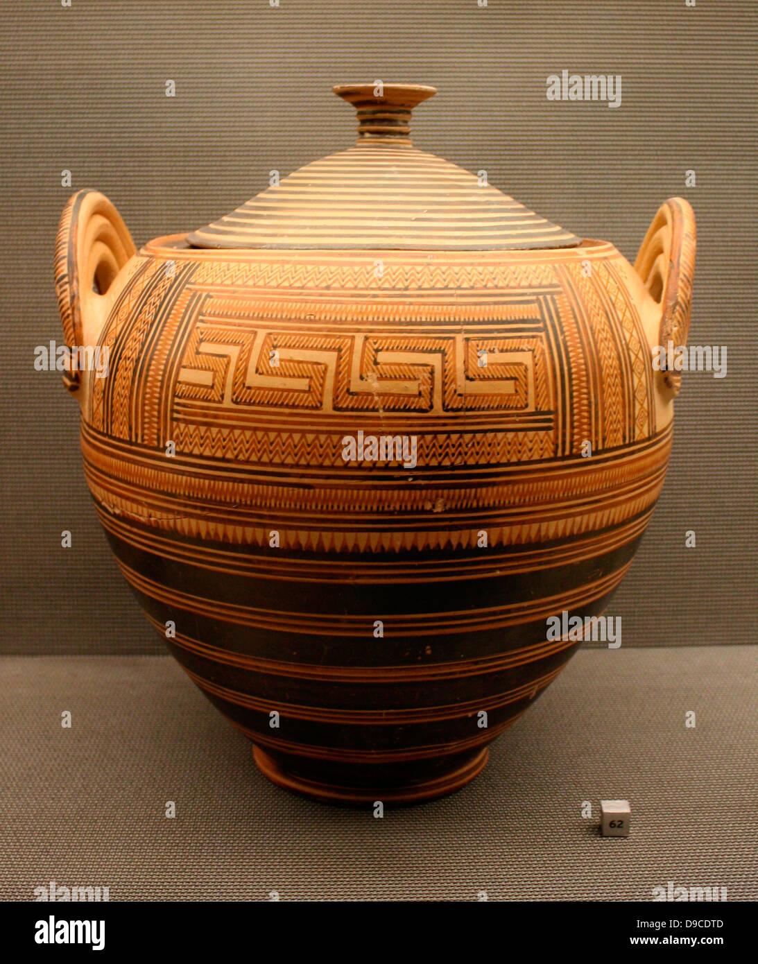 Zurückzuführen Pyxis oder Glas mit Deckel. Griechischen Bestattung Glas ca. 8. Jahrhundert v. Chr. Athen, Griechenland. Stockfoto