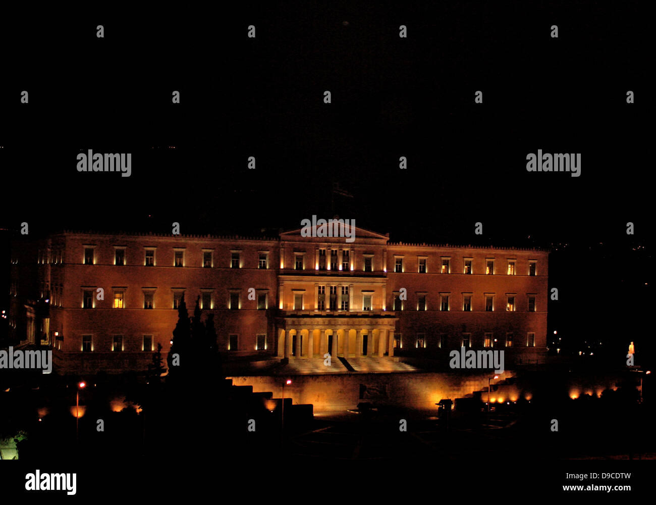 Das Parlament Gebäude (Altes Schloss) bei Nacht, Athen, Griechenland. Ein Beispiel für die frühe Periode der Neoklassizismus in Griechenland, die zwischen 1836 und 1840 auf der Grundlage der Untersuchung der bayerischen Architekten Fr. Goertner. Ursprünglich diente es als Palast von Otto, der erste König von Griechenland nach dem Ende der türkischen Besatzung Stockfoto